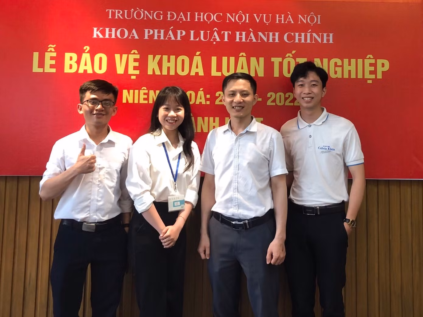 Trung Dũng (ngoài cùng bên phải) cùng thầy giáo và các bạn tại Lễ bảo vệ khóa luận tốt nghiệp Đại học Nội vụ năm 2022.