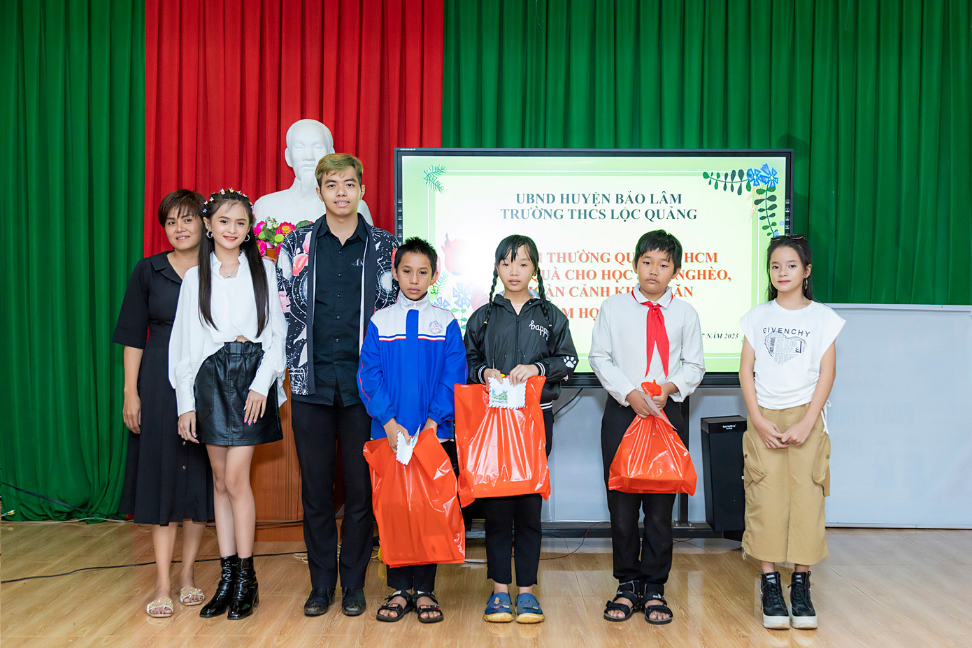 Nhật Minh cùng các mạnh thường quân trao quà cho các em học sinh nghèo, khó khăn tại Lâm Đồng. Nhật Minh cùng các mạnh thường quân trao quà cho các em học sinh nghèo, khó khăn tại Lâm Đồng.