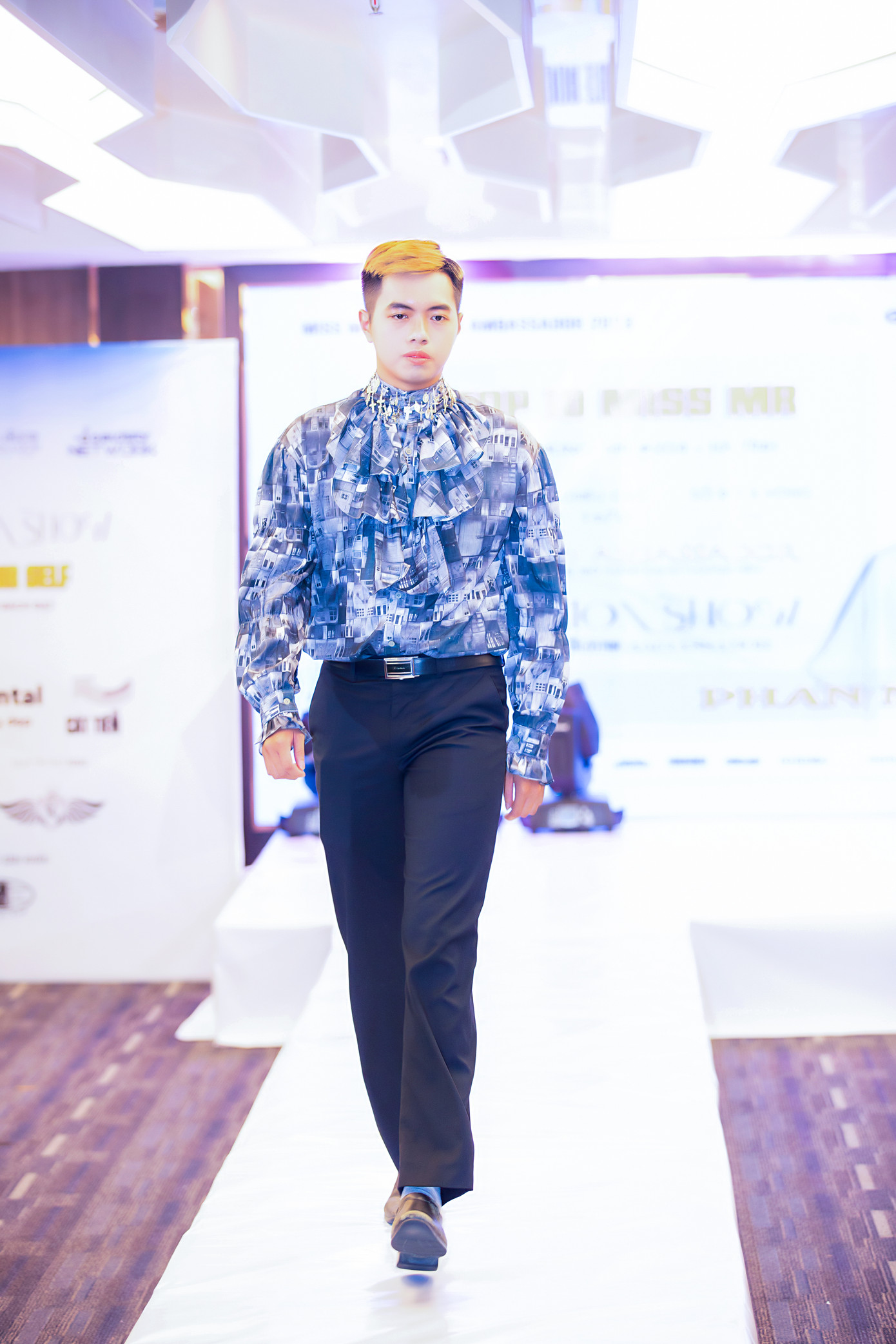 Phan Nhật Minh trình diễn catwalk và trang phục của NTK Đinh Bách Đạt. Phan Nhật Minh trình diễn catwalk và trang phục của NTK Đinh Bách Đạt.