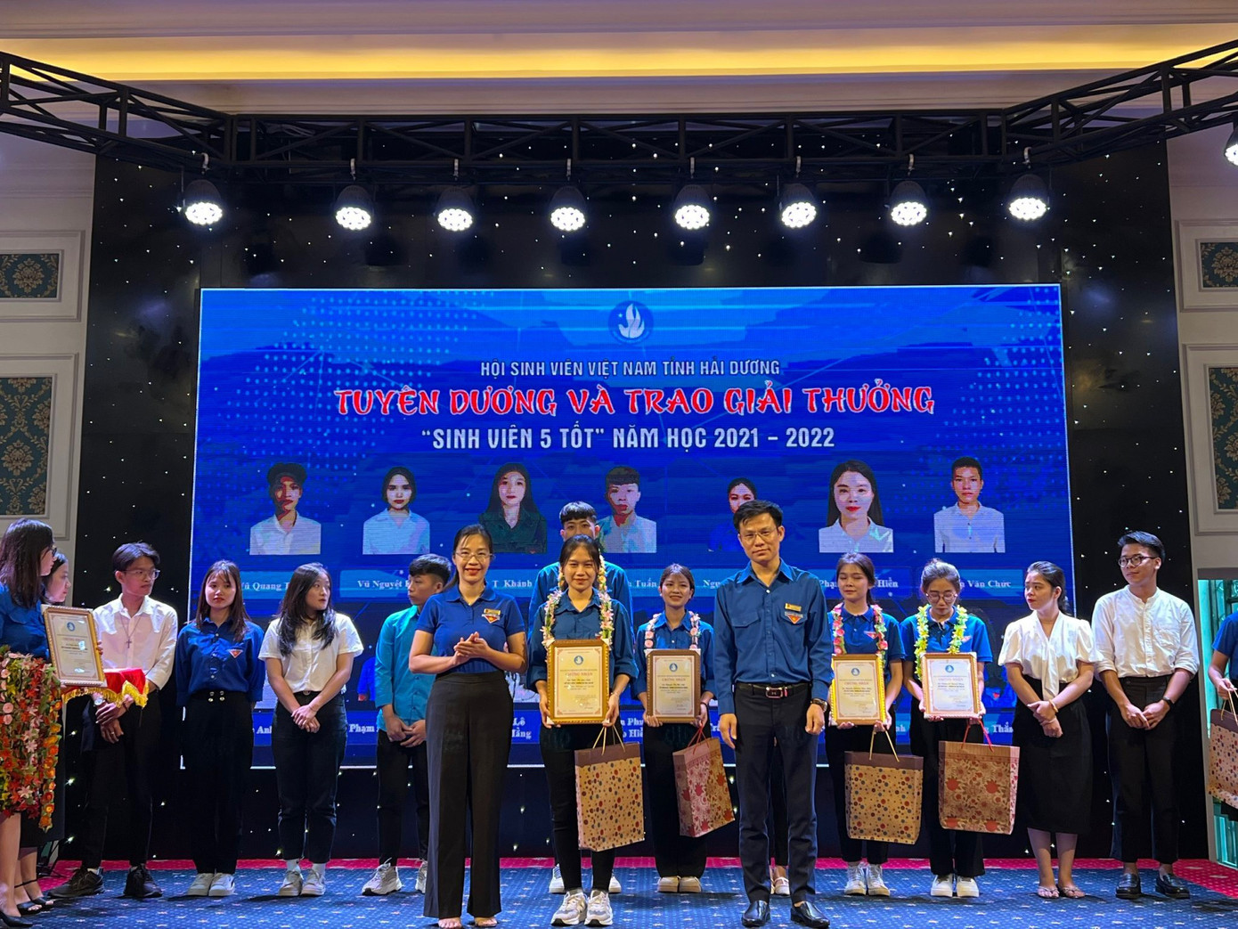 Cô đạt danh hiệu “Sinh viên 5 tốt cấp tỉnh năm học 2021-2022”.