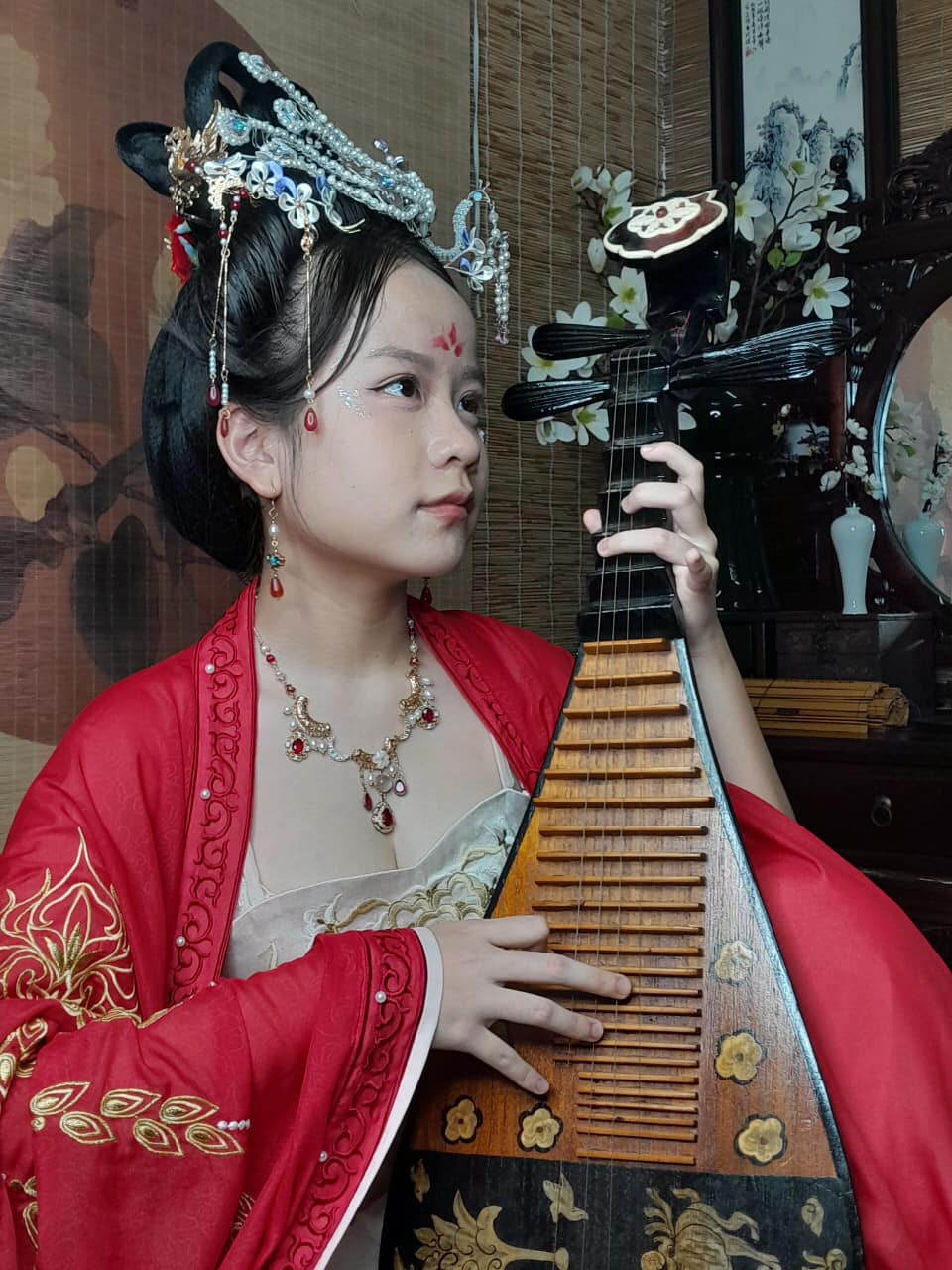 Lê Nguyệt Quỳnh, sống tại Hà Nội, là học sinh lớp 12 chuyên tiếng Trung, trường THPT chuyên Ngoại ngữ, Đại học Quốc gia Hà Nội.