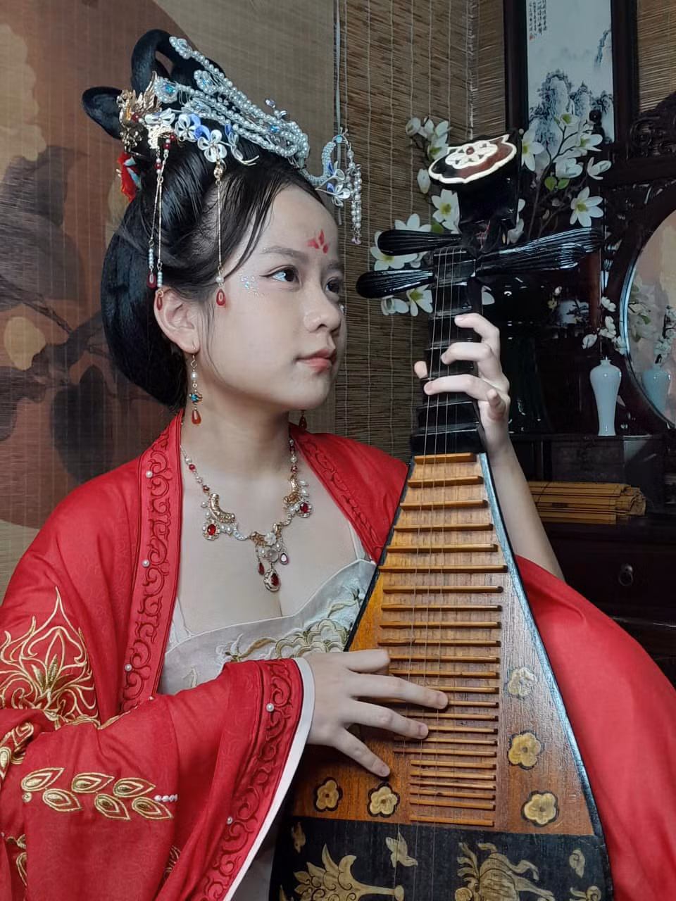 Lê Nguyệt Quỳnh, sống tại Hà Nội, là học sinh lớp 12 chuyên tiếng Trung, trường THPT chuyên Ngoại ngữ, Đại học Quốc gia Hà Nội.
