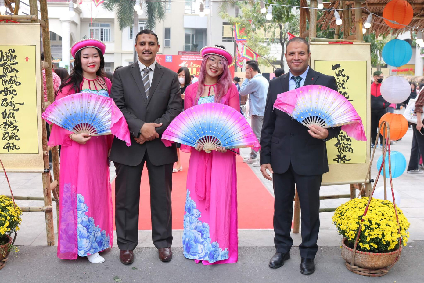 Những vị khách nước ngoài tham gia trải nghiệm cùng sinh viên. Những vị khách nước ngoài tham gia trải nghiệm cùng sinh viên.