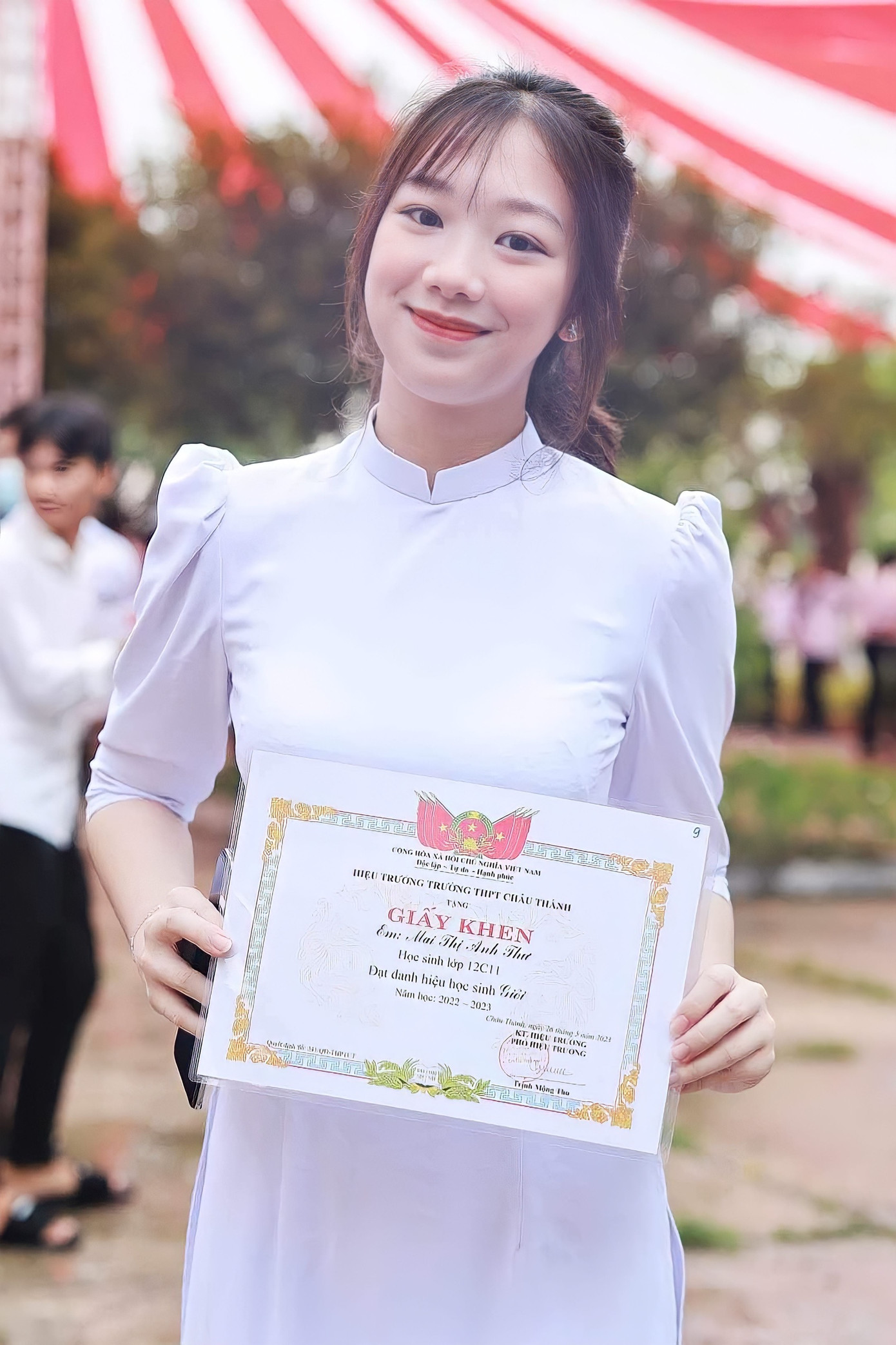 Cách đây 5 tháng, Anh Thư gặp tai nạn gãy đốt sống lưng khiến việc đi lại gặp nhiều khó khăn.