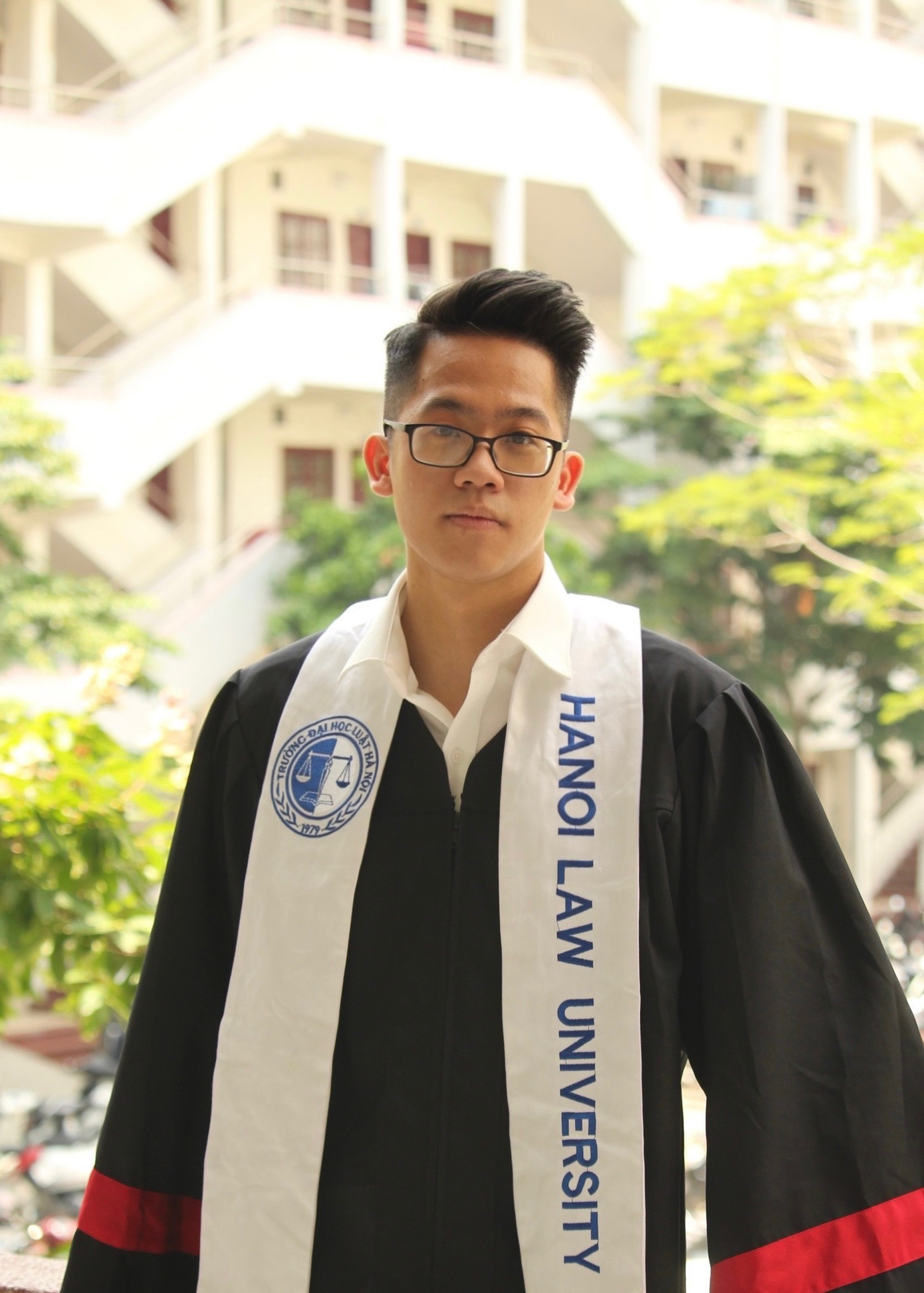 Nguyễn Tiến Đạt (22 tuổi) là tân Thủ khoa đầu ra ngành Luật Kinh tế thuộc Khoa Pháp luật Kinh tế, Trường Đại học Luật Hà Nội với GPA đạt 3.65/4.0.