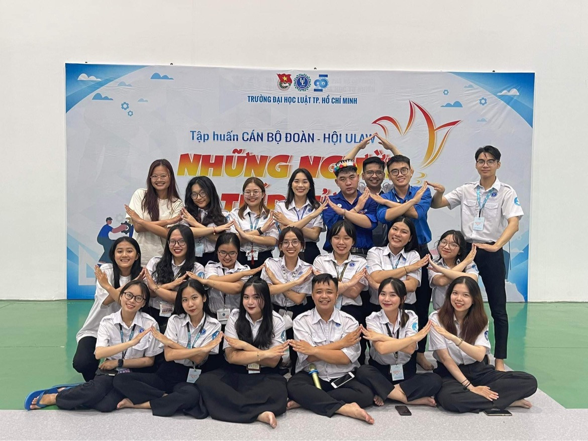 Vượt qua áp lực bằng cách lựa chọn chia sẻ cùng những người bạn cùng trang lứa.