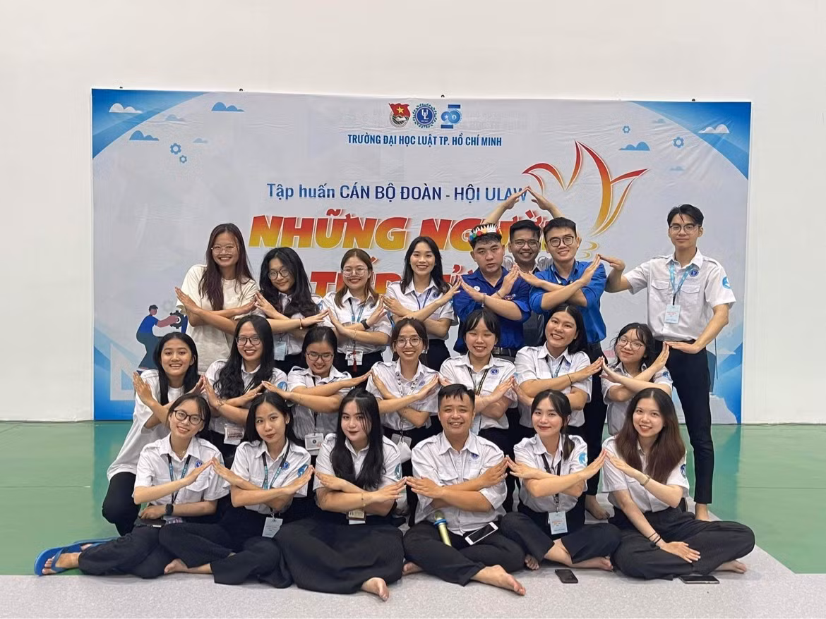 Vượt qua áp lực bằng cách lựa chọn chia sẻ cùng những người bạn cùng trang lứa.