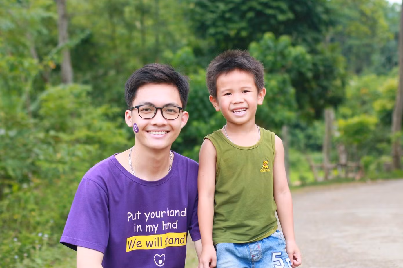 Kim Tùng trong chuyến tình nguyện tại Sơn La. Kim Tùng trong chuyến tình nguyện tại Sơn La.