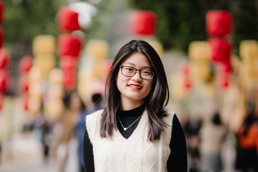 Hà Khanh sinh ra và lớn lên tại thủ đô Hà Nội.