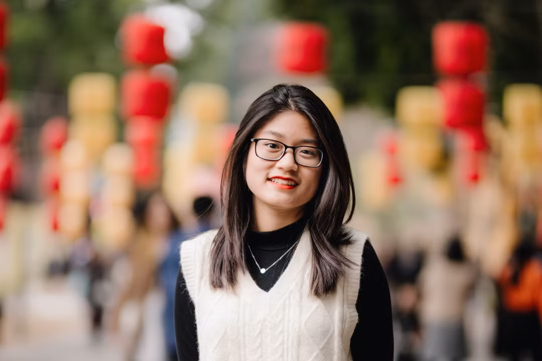 Hà Khanh sinh ra và lớn lên tại thủ đô Hà Nội.