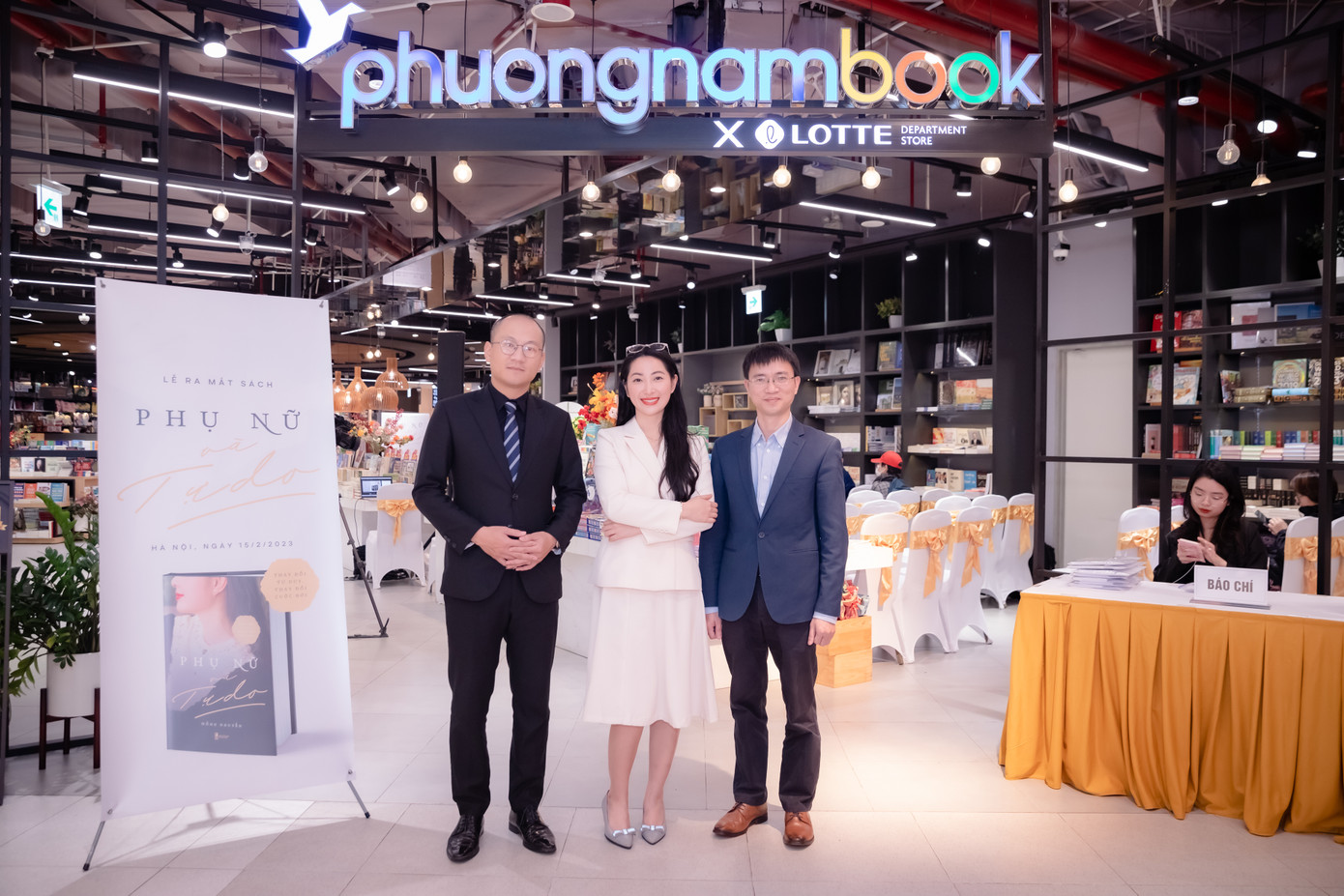 Nhà báo Nguyễn Tuấn Anh (ngoài cùng bên phải) đang là Trưởng ban Sinh Viên, báo Tiền Phong, là tác giả của nhiều cuốn sách bán chạy như Trường học hay Trường đời, Xây dựng thương hiệu cá nhân để tự bán mình với giá cao nhất. Nhà báo Nguyễn Tuấn Anh (ngoài cùng bên phải) đang là Trưởng ban Sinh Viên, báo Tiền Phong, là tác giả của nhiều cuốn sách bán chạy như Trường học hay Trường đời, Xây dựng thương hiệu cá nhân để tự bán mình với giá cao nhất.