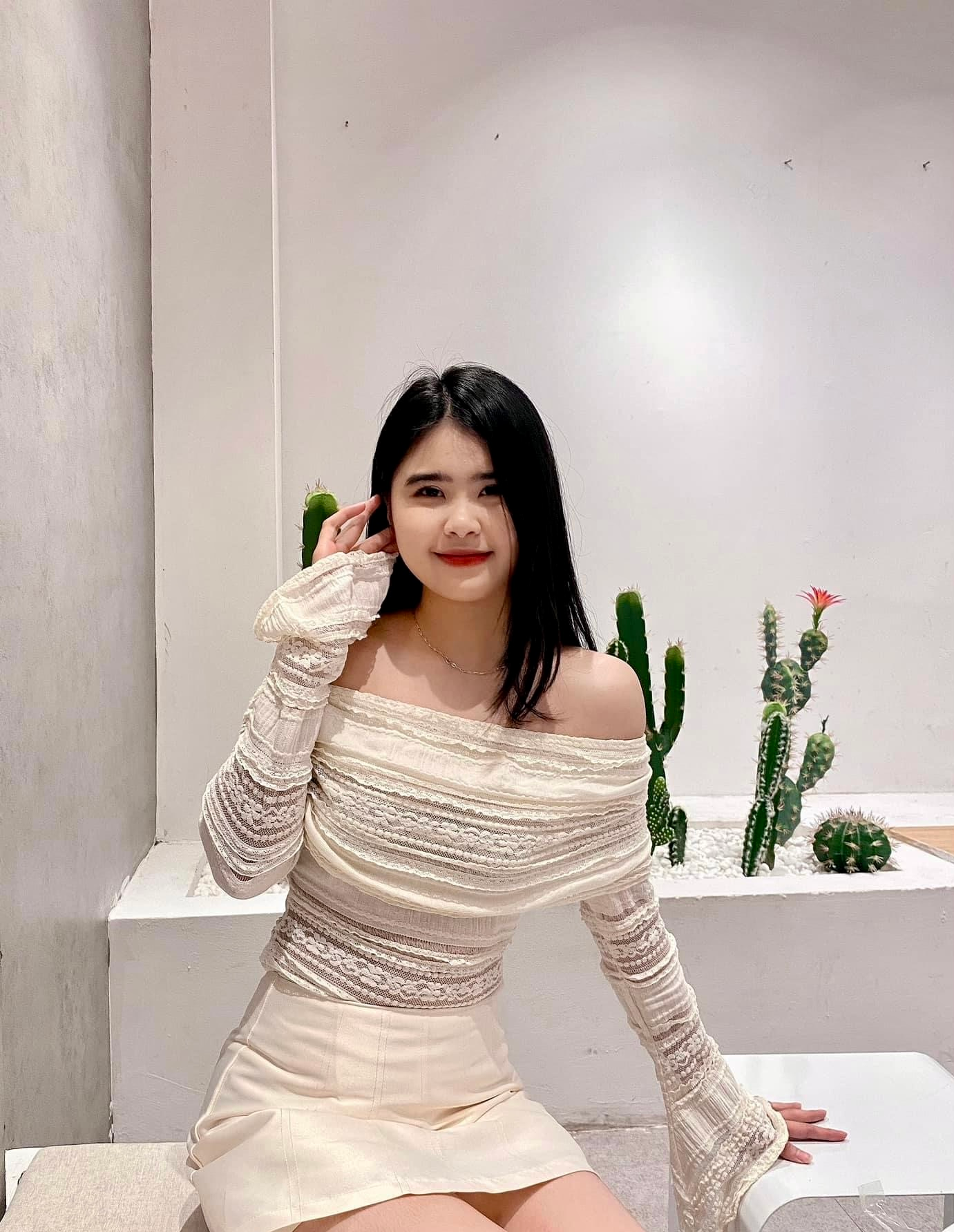 Nguyễn Phi Yến (sinh năm 2003) là sinh viên năm 3, khoa Truyền thông và Văn hóa đối ngoại, Học viện Ngoại giao.