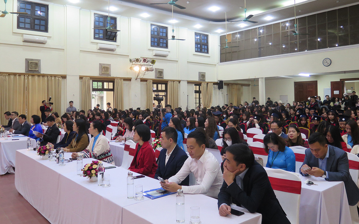 Buổi lễ diễn ra với sự tham gia đông đảo của các bạn sinh viên, các bậc phụ huynh cùng thầy cô giảng viên, cán bộ, nhân viên trong nhà trường. Buổi lễ diễn ra với sự tham gia đông đảo của các bạn sinh viên, các bậc phụ huynh cùng thầy cô giảng viên, cán bộ, nhân viên trong nhà trường.