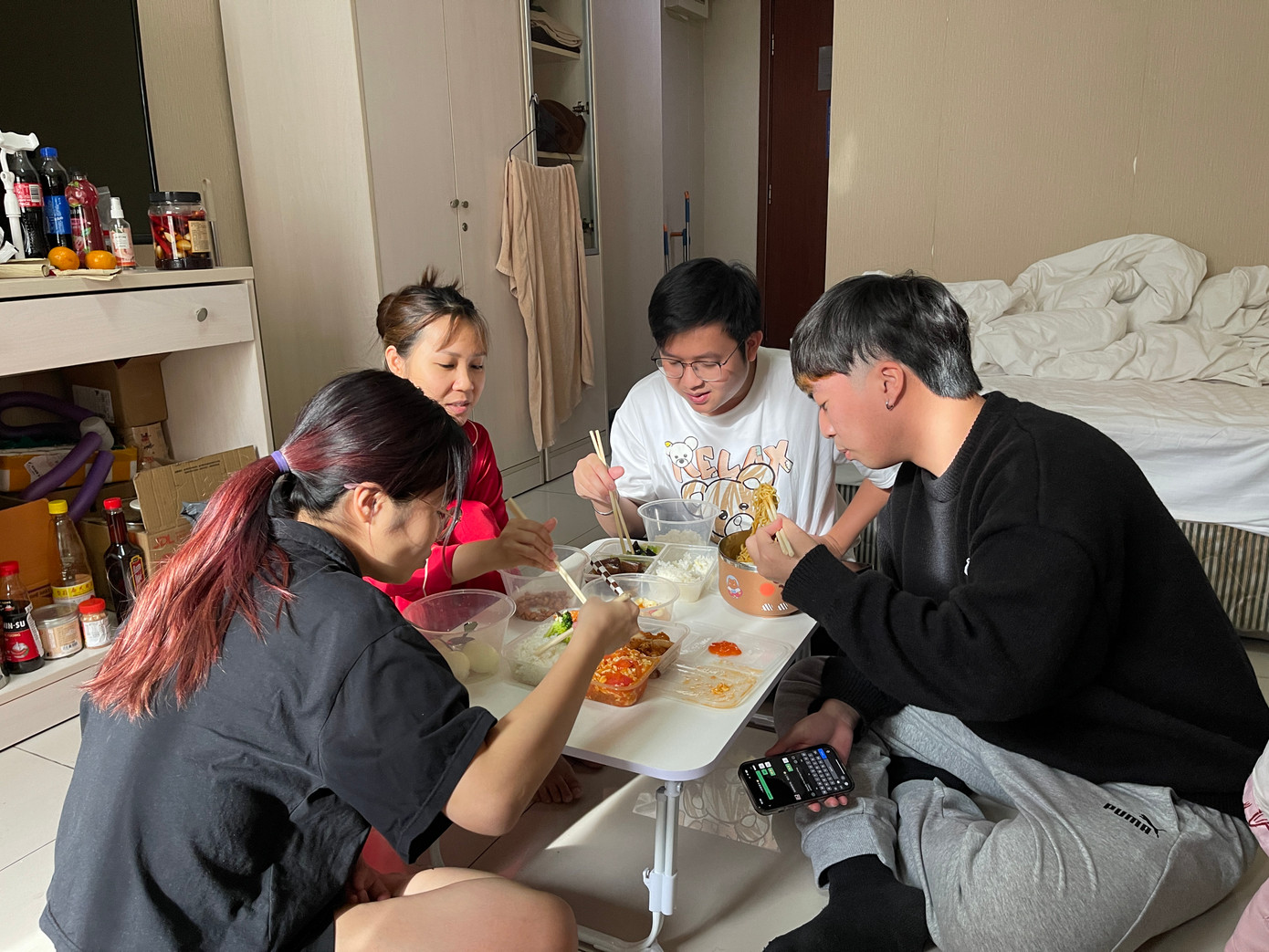 Một bữa cơm cùng các bạn Việt Nam tại trường. Một bữa cơm cùng các bạn Việt Nam tại trường.