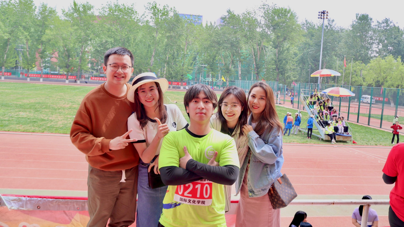 Ngọc Hạnh (thứ hai từ phải qua) cùng các bạn sinh viên trong hội thao trường Đại học Sư phạm Thủ đô. Ngọc Hạnh (thứ hai từ phải qua) cùng các bạn sinh viên trong hội thao trường Đại học Sư phạm Thủ đô.