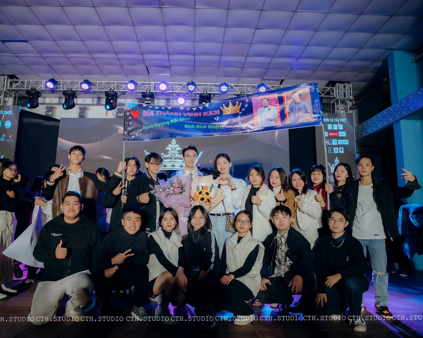 Vinh cùng các bạn sinh viên tại cuộc thi Sinh viên Y – Dược thanh lịch 2023 - Vẻ đẹp tri thức.