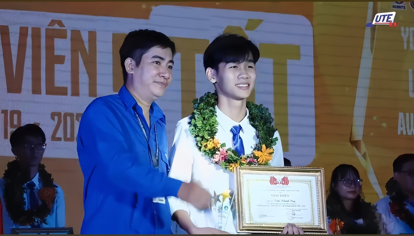 Huy tại Lễ trao thưởng Danh hiệu “Sinh viên 5 tốt” cấp trường.