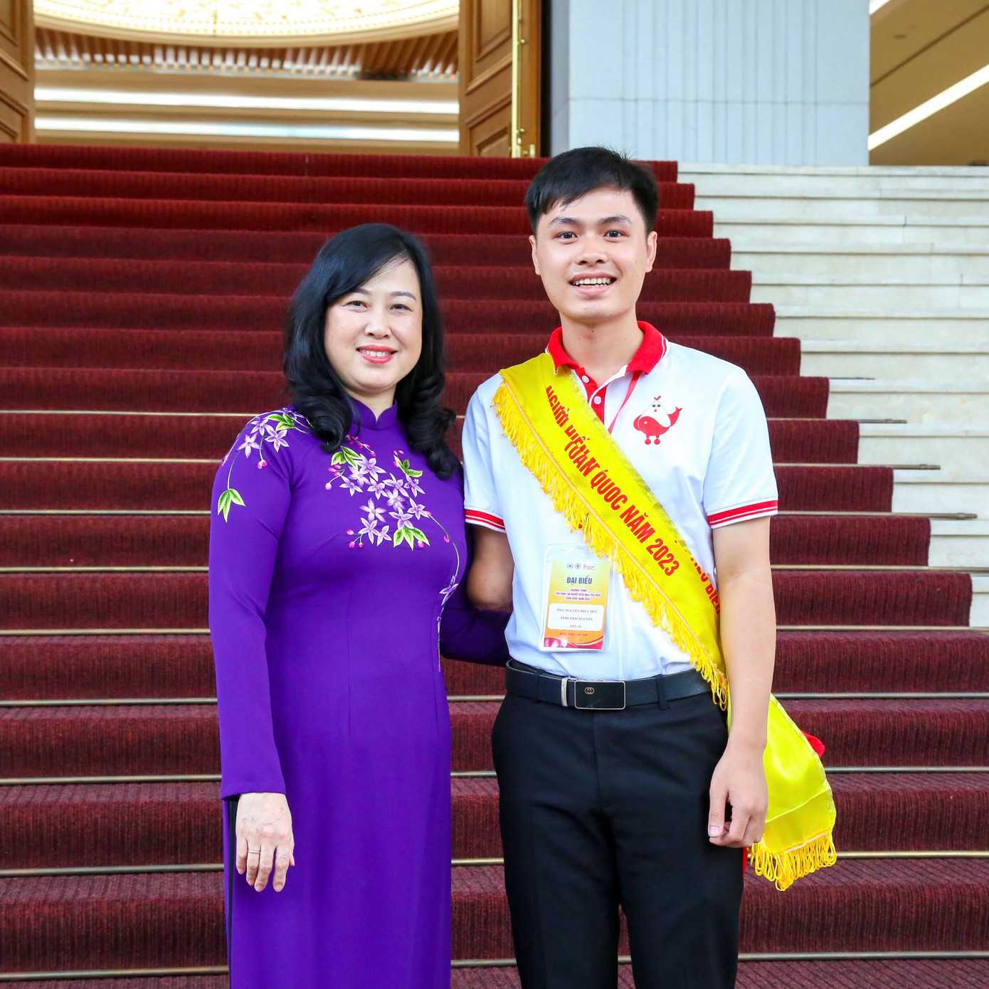 Nguyễn Phúc Đức chụp ảnh cùng Bộ trưởng Bộ Y tế Đào Hồng Lan.