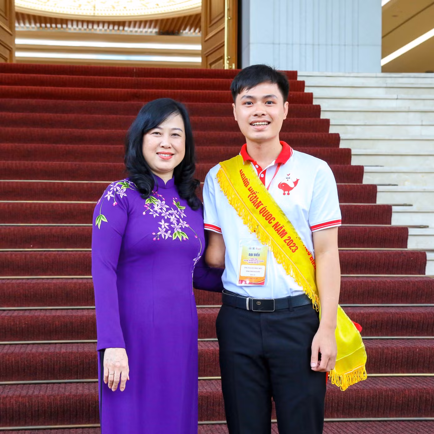 Nguyễn Phúc Đức chụp ảnh cùng Bộ trưởng Bộ Y tế Đào Hồng Lan.