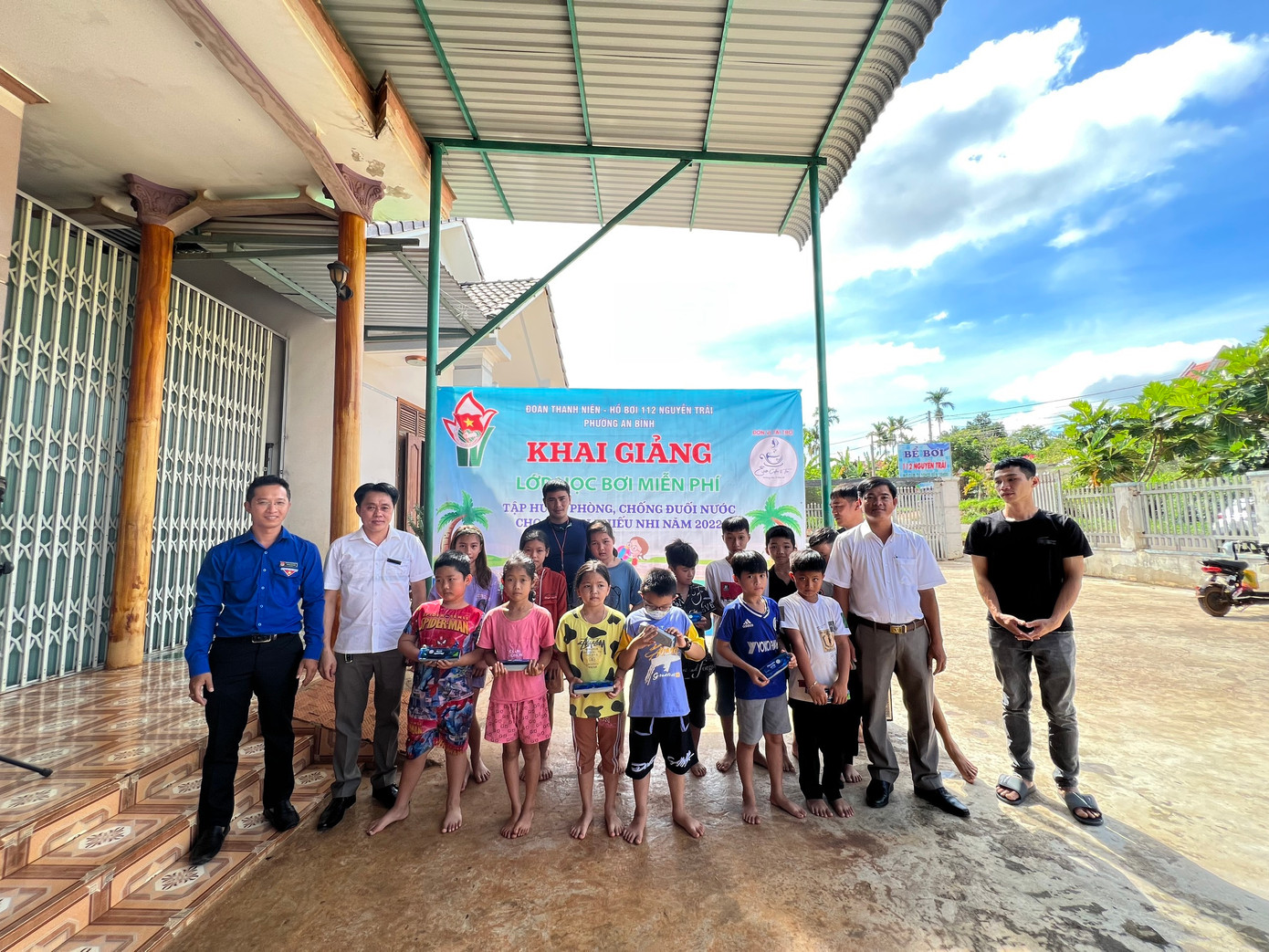 Tổ chức lớp dạy bơi miễn phí cho các em học sinh có hoàn cảnh khó khăn.