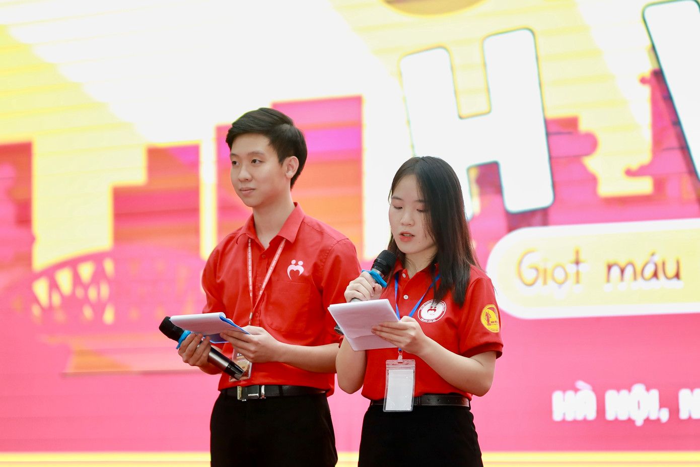 Mạnh Tuấn với vai trò MC trong ngày hội hiến máu toàn trường Sắc đỏ HVTA năm 2022.