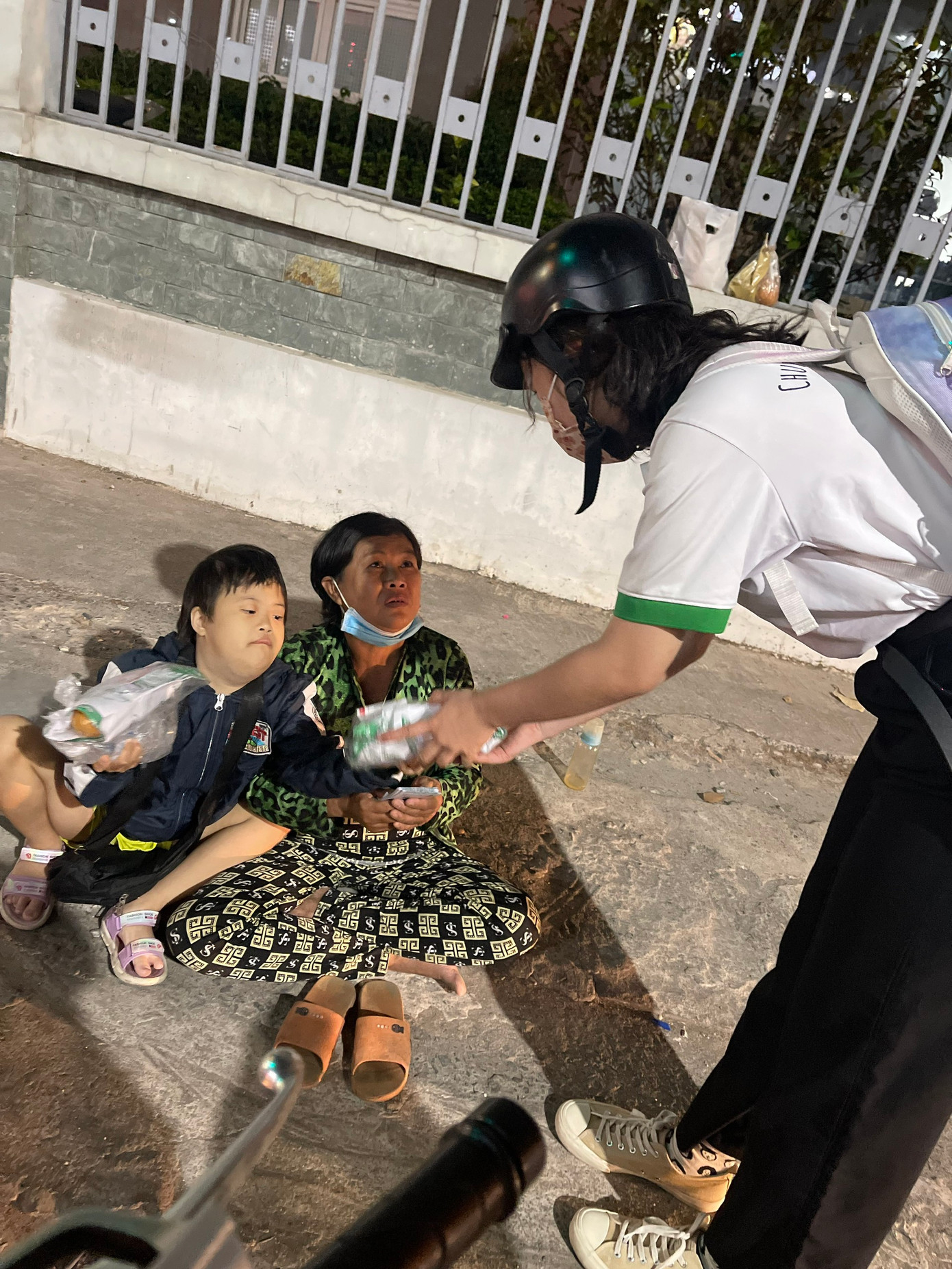 Huyền Trang tham gia phát đồ ăn cho người vô gia cư. Huyền Trang tham gia phát đồ ăn cho người vô gia cư.