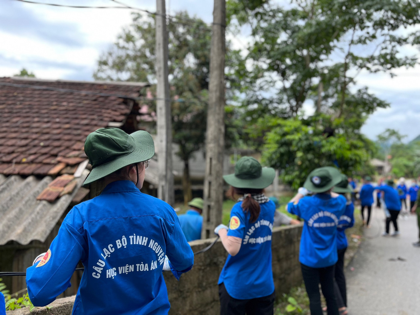 Màu áo xanh tình nguyện kéo dây điện thực hiện công trình Thắp sáng làng quê nông thôn Bản Khoan.