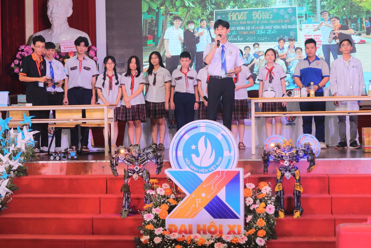 Khánh Huy trình bày tham luận "Sư phạm Kỹ thuật - Cầu nối chuyển giao Công nghệ số" tại Đại hội Đại biểu Hội Sinh viên Việt Nam Trường Đại học Sư phạm Kỹ thuật TP.HCM lần thứ XI, nhiệm kỳ 2023 - 2025.