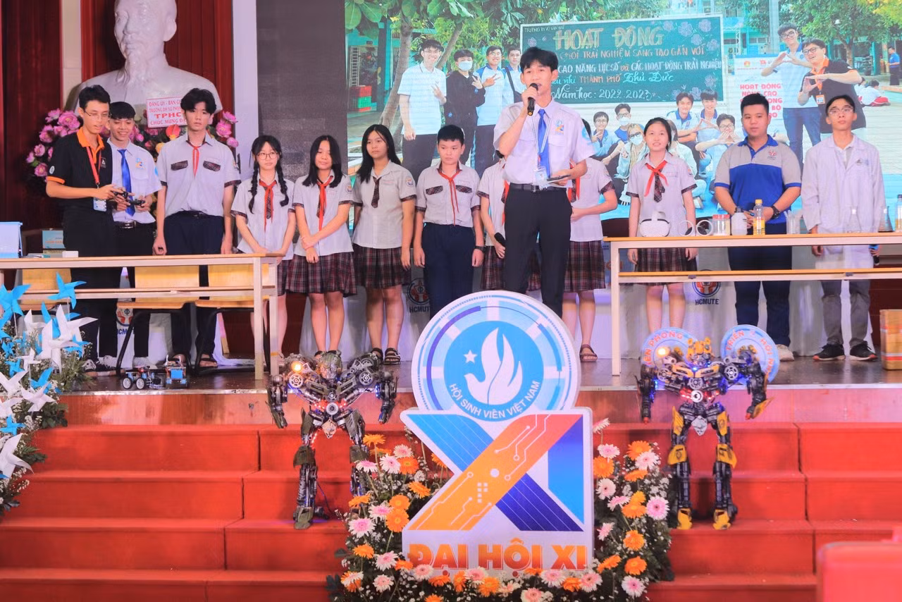 Khánh Huy trình bày tham luận "Sư phạm Kỹ thuật - Cầu nối chuyển giao Công nghệ số" tại Đại hội Đại biểu Hội Sinh viên Việt Nam Trường Đại học Sư phạm Kỹ thuật TP.HCM lần thứ XI, nhiệm kỳ 2023 - 2025.