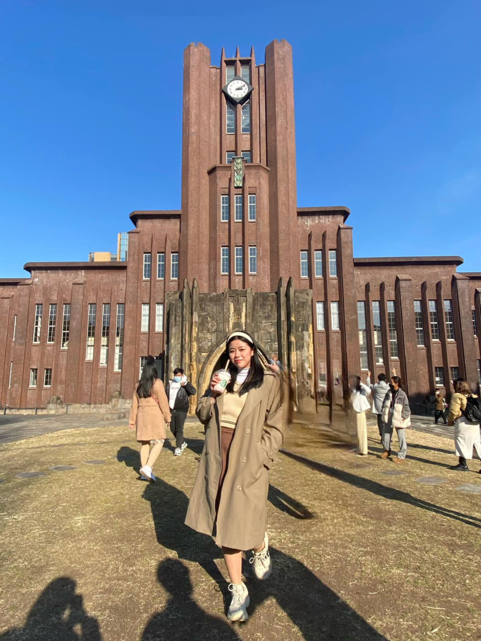 Trà My trong chuyến tham quan Đại học Tokyo.