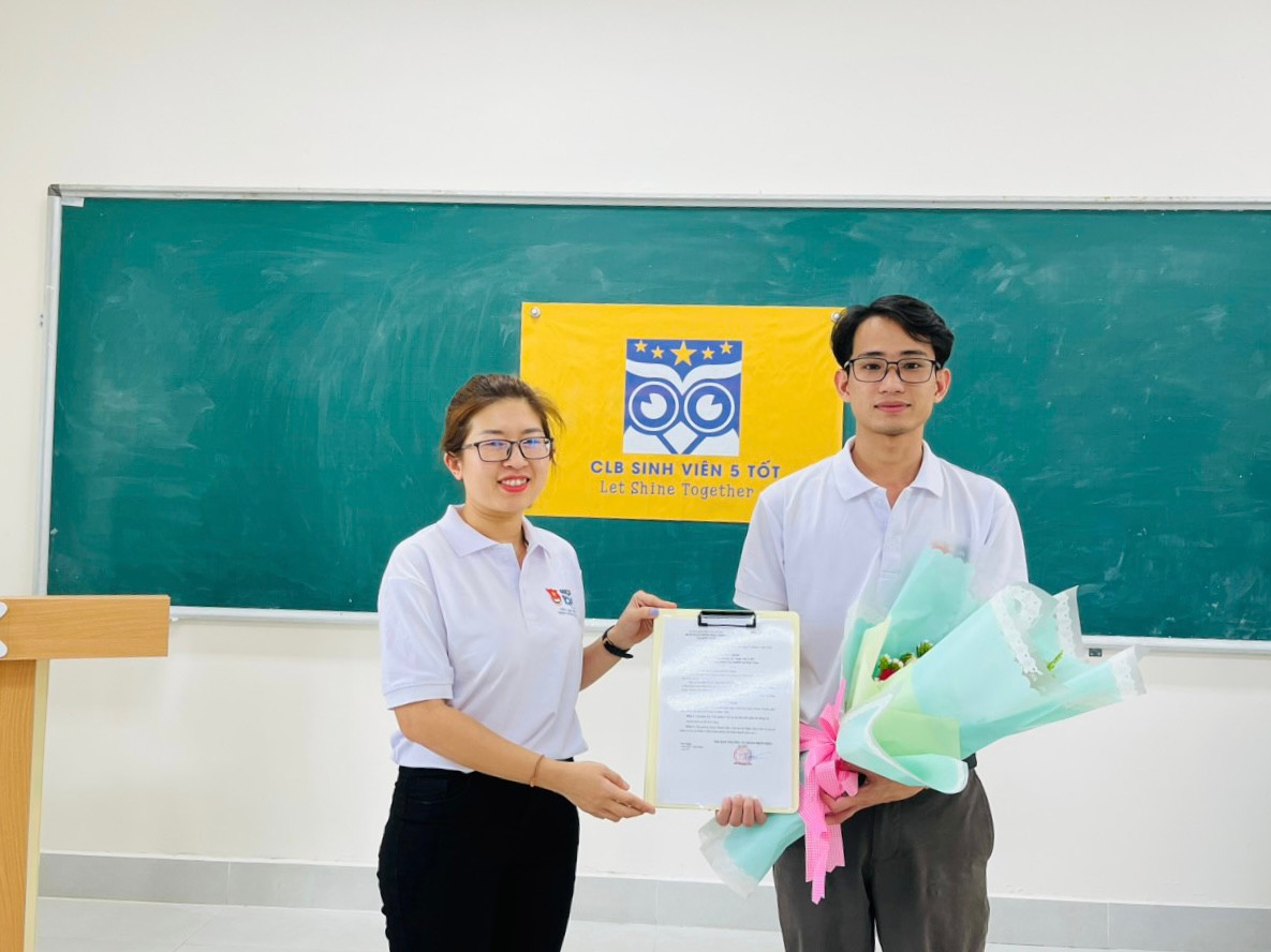 Tuấn nhận quyết định làm Chủ nhiệm CLB Sinh viên 5 tốt.