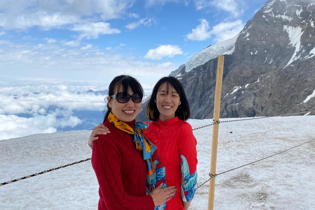 Hà Anh cùng mẹ đi du lịch tại Thuỵ Sĩ. Hà Anh cùng mẹ đi du lịch tại Thuỵ Sĩ.