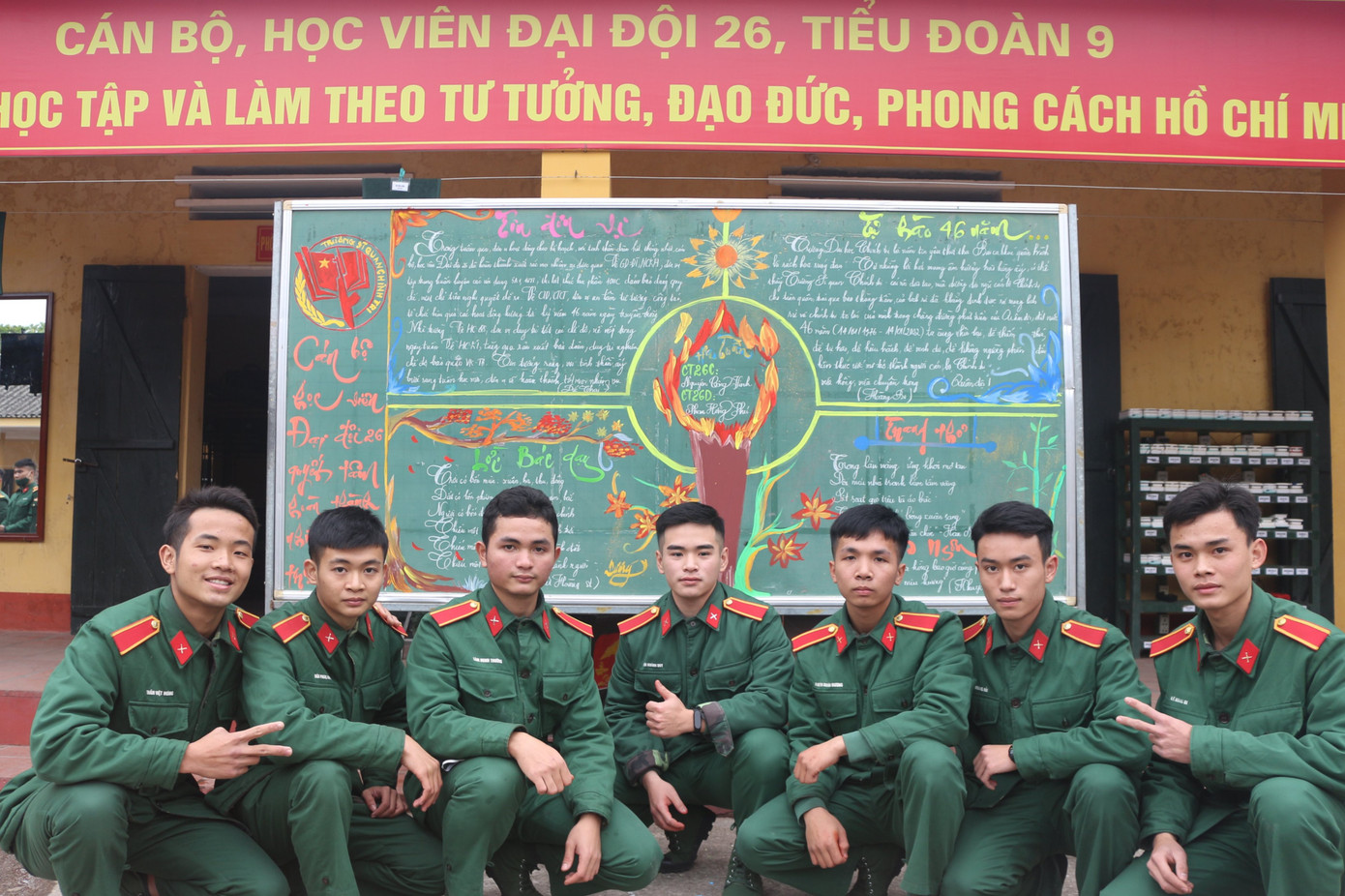 Việt Hoàng cùng đồng đội học tập và rèn luyện tại Trường Sĩ quan Chính trị (ngoài cùng bên trái). Việt Hoàng cùng đồng đội học tập và rèn luyện tại Trường Sĩ quan Chính trị (ngoài cùng bên trái).