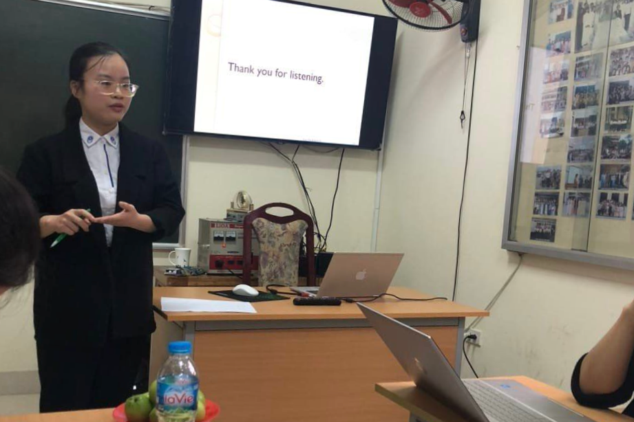 Khánh Vi bảo vệ khoá luận tốt nghiệp đại học. Khánh Vi bảo vệ khoá luận tốt nghiệp đại học.