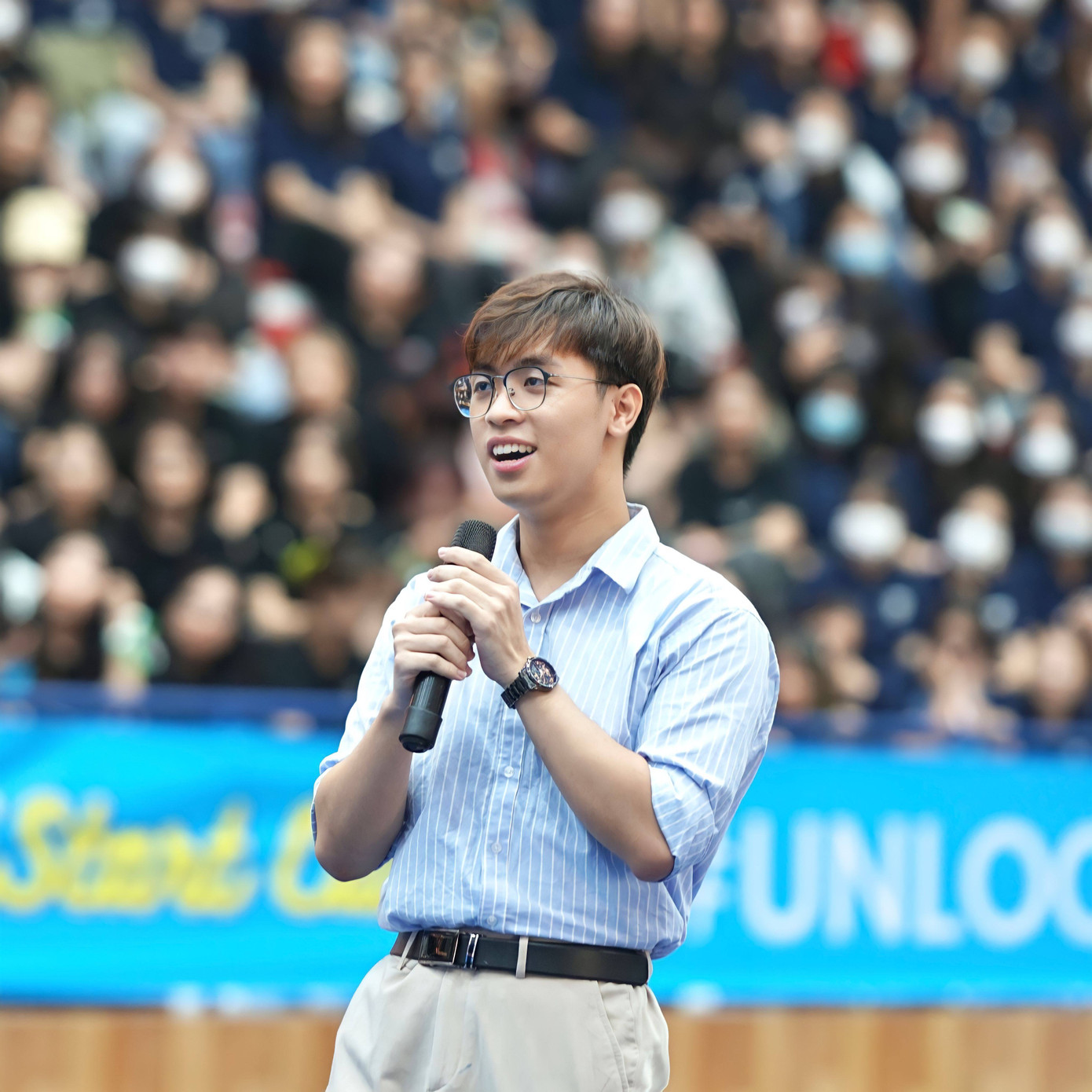 Tuấn Thành làm diễn giả tại một sự kiện gần 1000 tân sinh viên trường Quốc tế - ĐHQGHN.