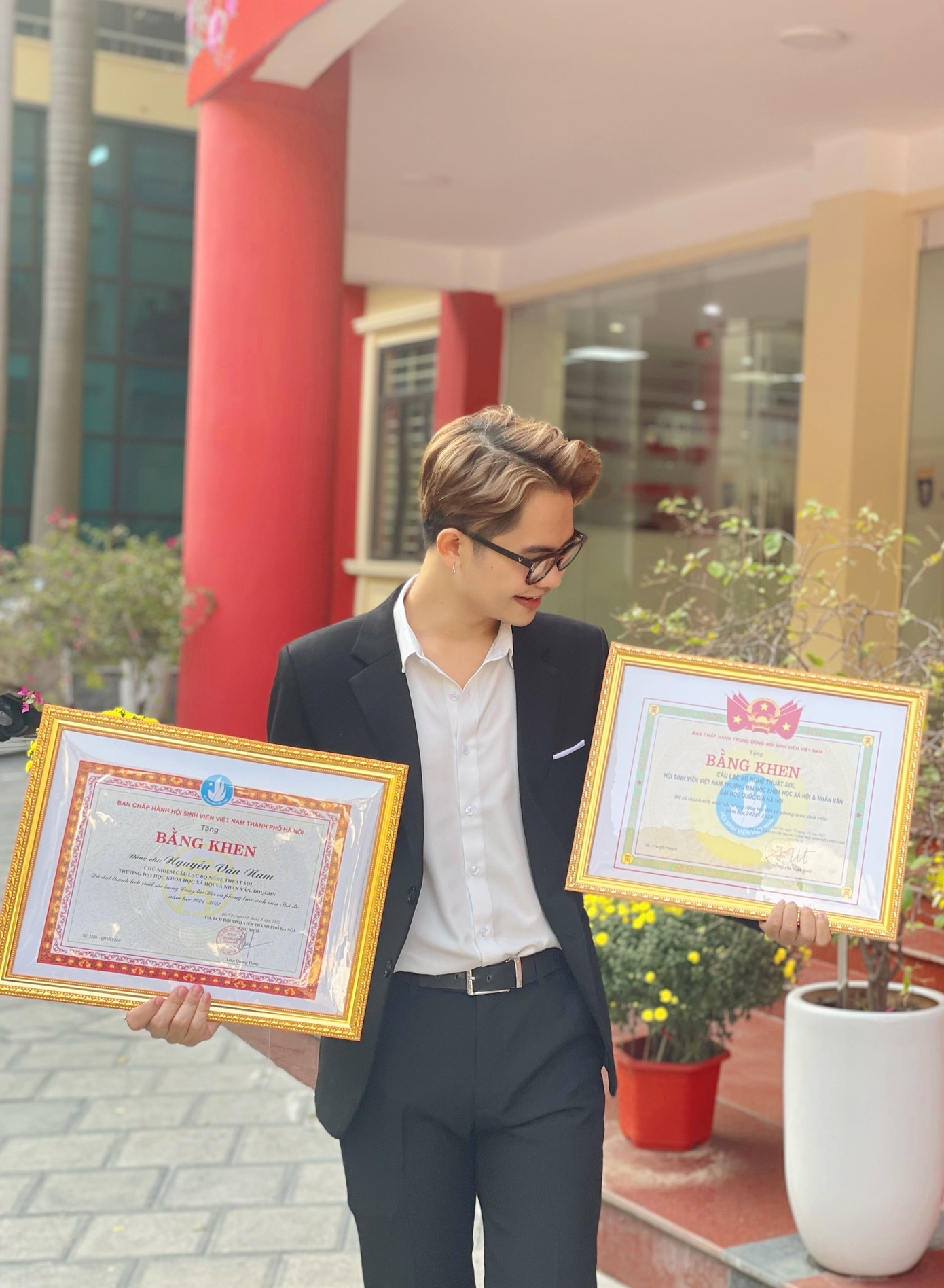 Chúc cho chàng sinh viên trẻ Nguyễn Văn Nam sẽ luôn gặt hái được nhiều thành công trên con đường mình chọn. Chúc cho chàng sinh viên trẻ Nguyễn Văn Nam sẽ luôn gặt hái được nhiều thành công trên con đường mình chọn.