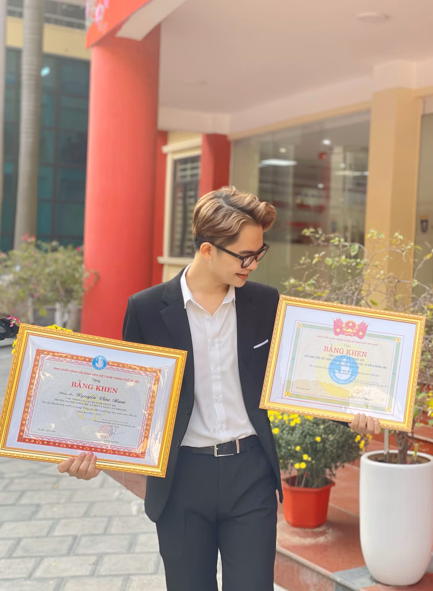 Chúc cho chàng sinh viên trẻ Nguyễn Văn Nam sẽ luôn gặt hái được nhiều thành công trên con đường mình chọn.