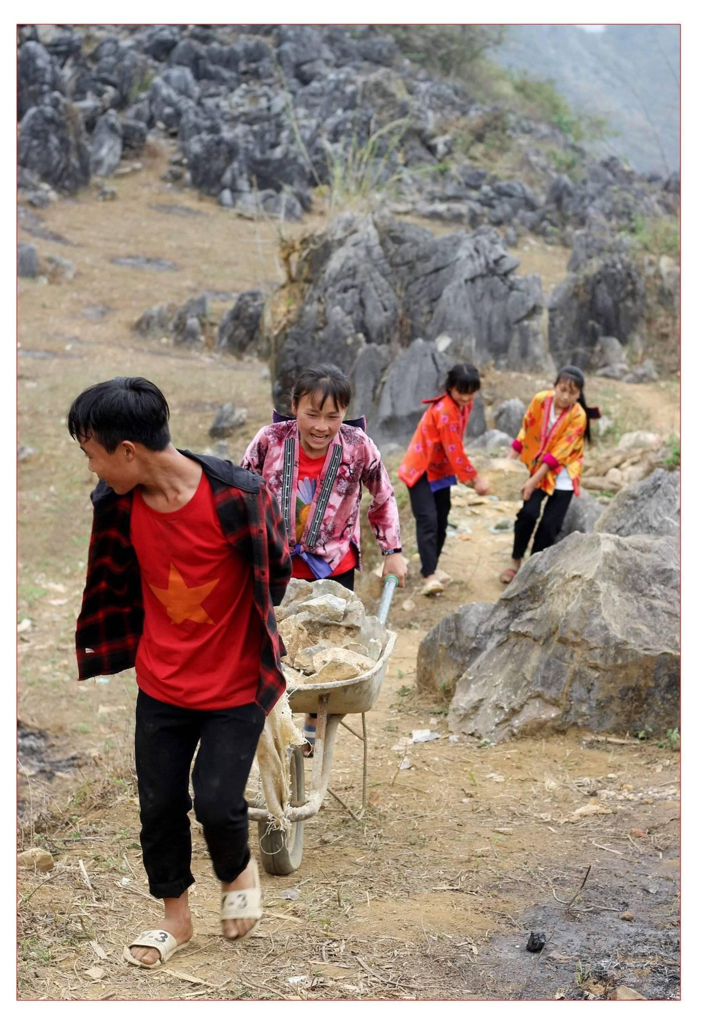 Cô cũng thường xuyên tổ chức các buổi sinh hoạt ngoại khóa, các câu lạc bộ để giúp học sinh phát triển toàn diện và được trải nghiệm nhiều hơn. Cô cũng thường xuyên tổ chức các buổi sinh hoạt ngoại khóa, các câu lạc bộ để giúp học sinh phát triển toàn diện và được trải nghiệm nhiều hơn.