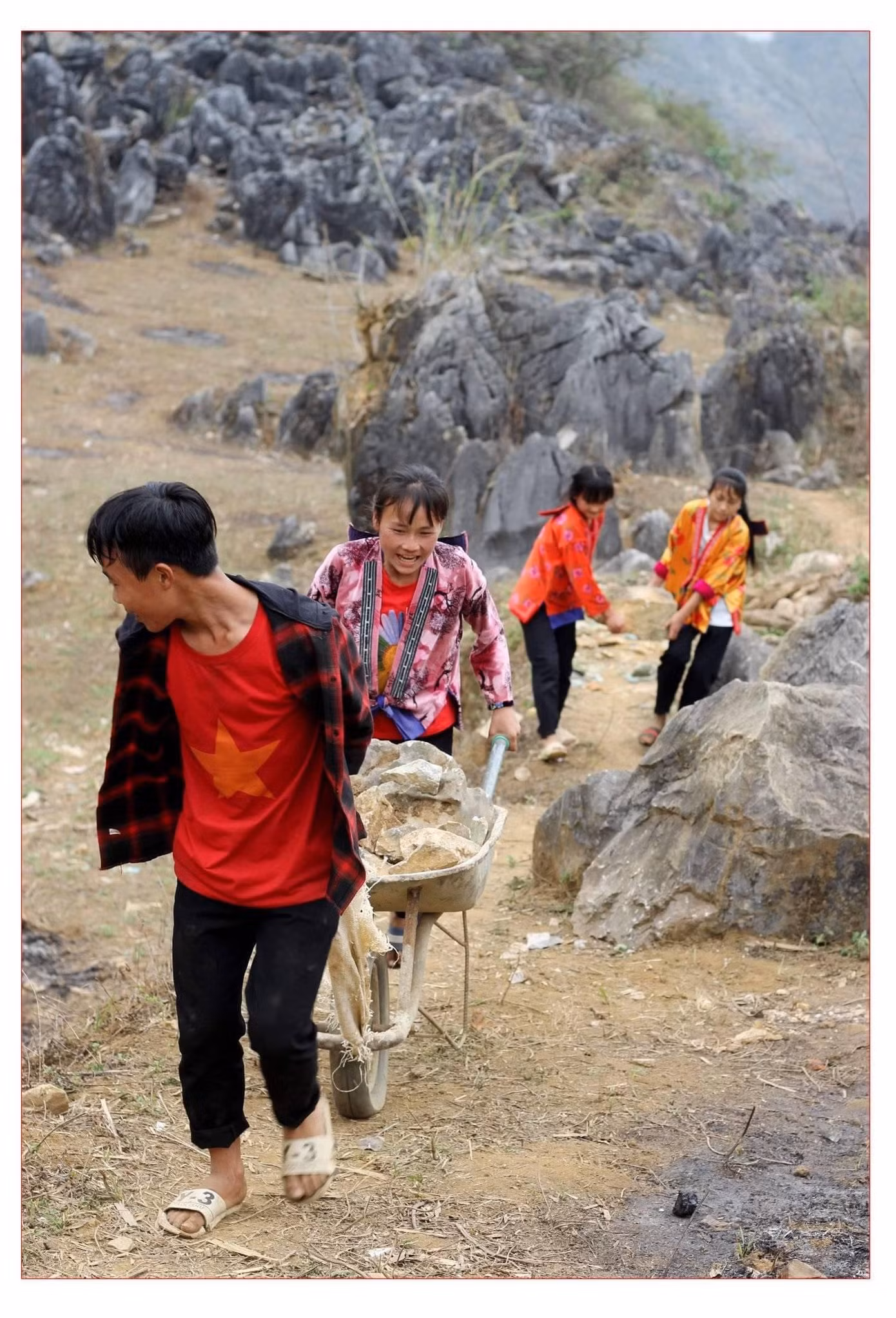 Cô cũng thường xuyên tổ chức các buổi sinh hoạt ngoại khóa, các câu lạc bộ để giúp học sinh phát triển toàn diện và được trải nghiệm nhiều hơn. Cô cũng thường xuyên tổ chức các buổi sinh hoạt ngoại khóa, các câu lạc bộ để giúp học sinh phát triển toàn diện và được trải nghiệm nhiều hơn.