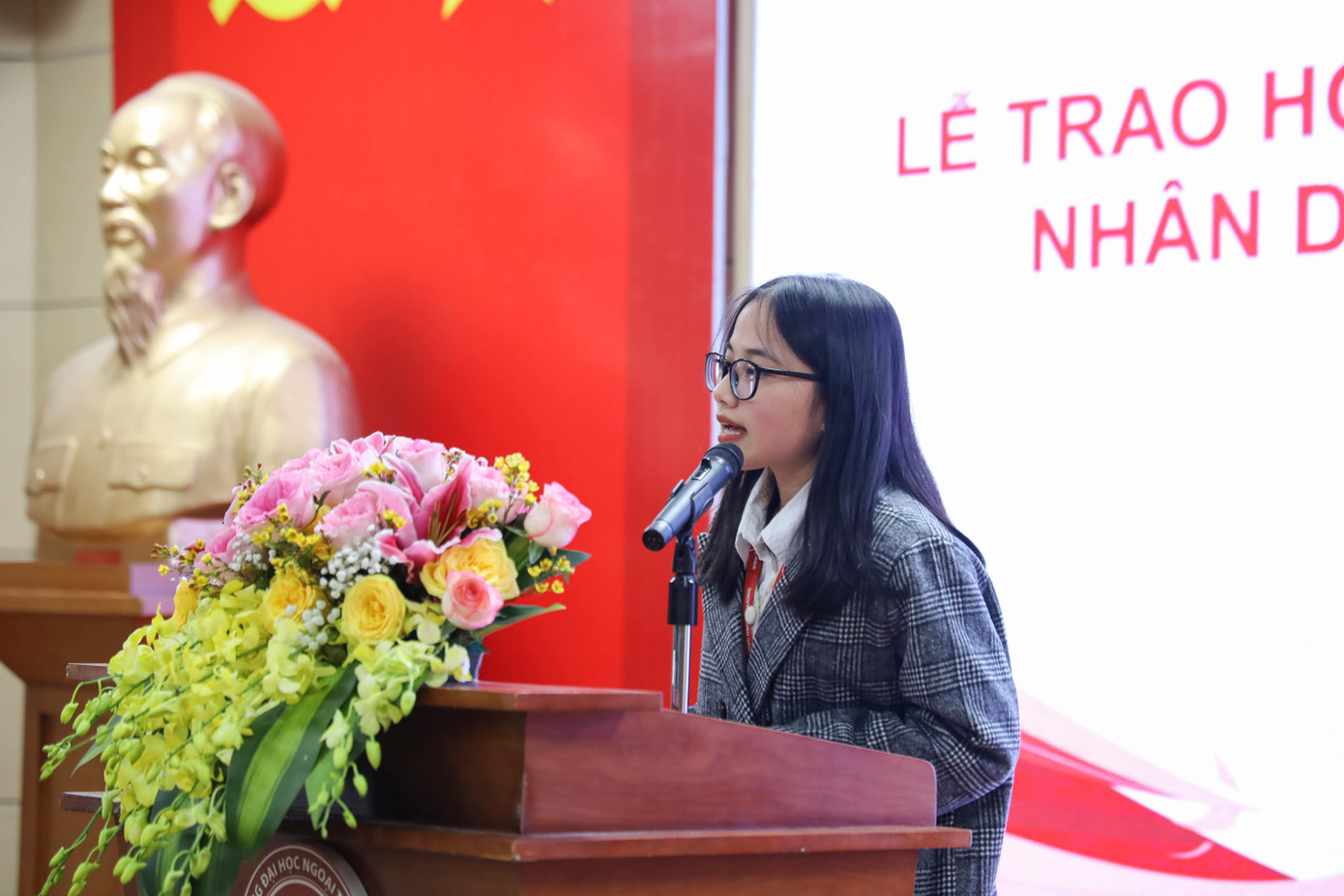 Sinh viên Võ Thị Hoài Thương - K59, chuyên ngành Thương mại quốc tế, với thành tích GPA 3,79 đã đại diện sinh viên đạt học bổng khuyến khích học tập năm nay phát biểu cảm nghĩ và gửi lời tri ân tới Nhà trường.