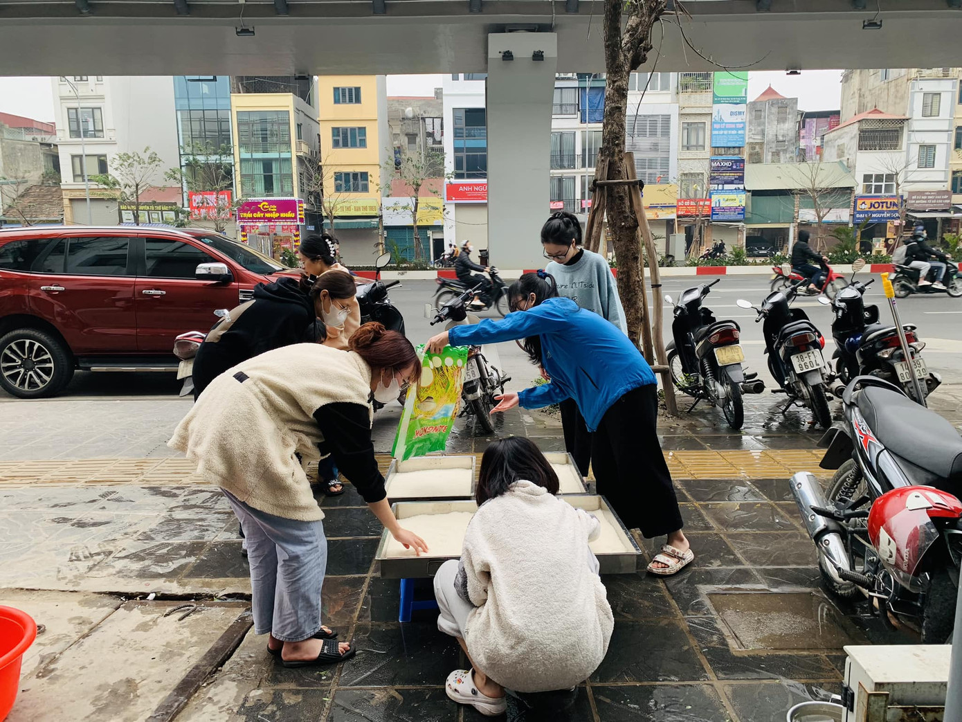 Quy trình làm nên những suất cơm 5000 (Ảnh: NVCC).