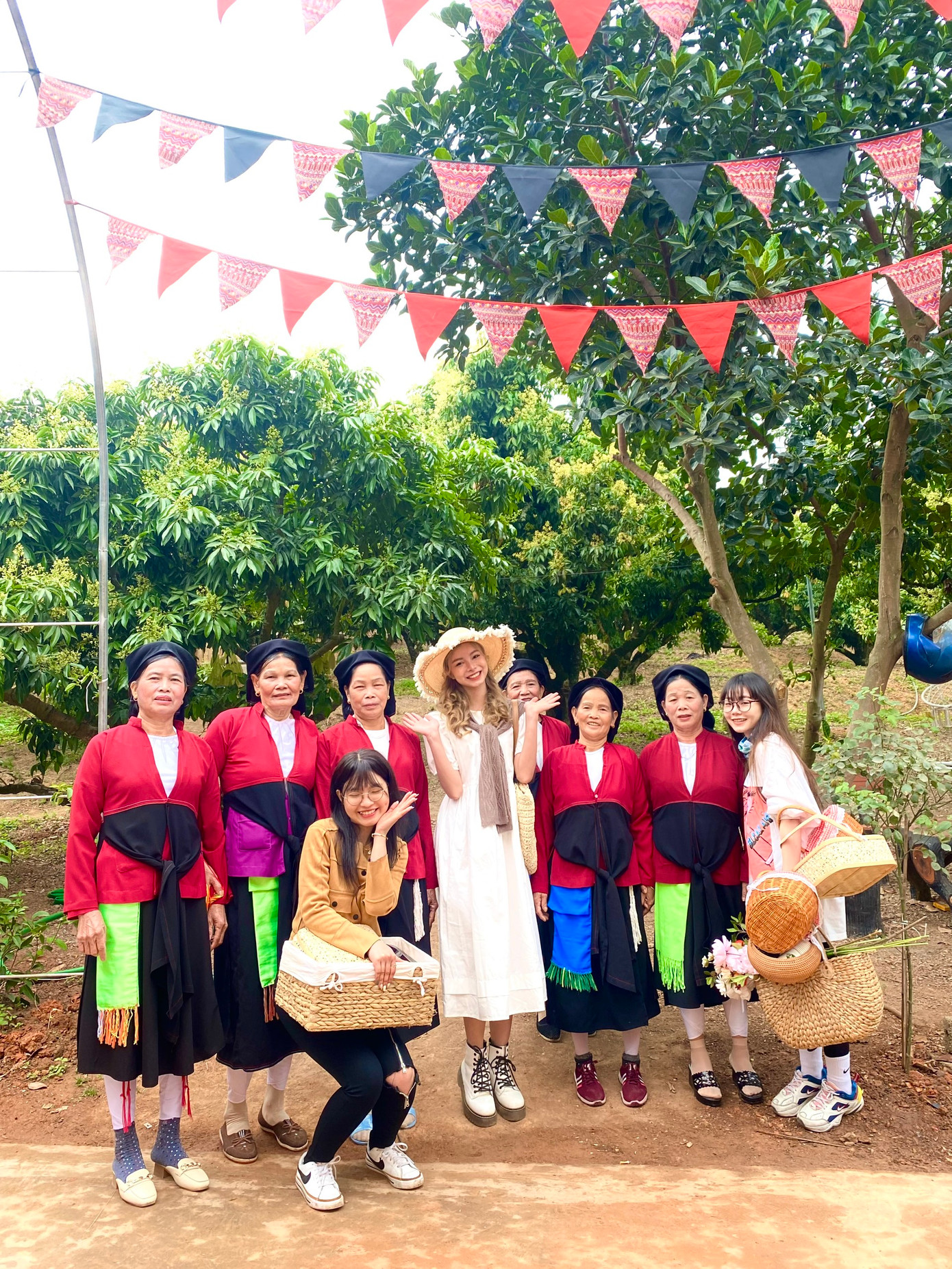 Thanh cùng người dân trang trí hoàn thiện miệt vườn Phù thủy vải Thiều Giáp Sơn, Lục Ngạn. Thanh cùng người dân trang trí hoàn thiện miệt vườn Phù thủy vải Thiều Giáp Sơn, Lục Ngạn.