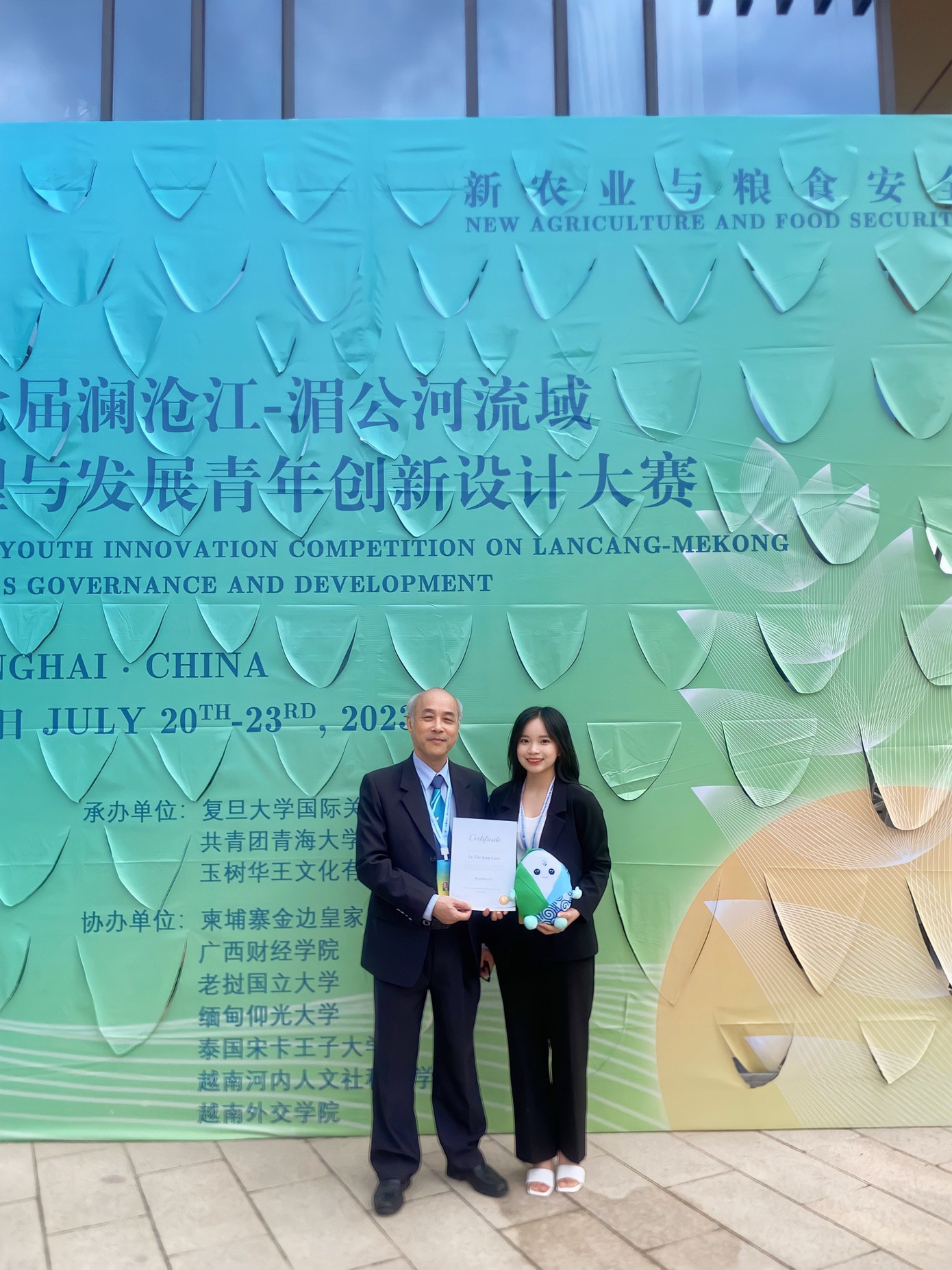 Kim Liên chụp cùng PGS. TS. Nguyễn Văn Lịch, nguyên Trưởng khoa Kinh tế Quốc tế, nguyên Tham tán Công sứ Đại sứ quán Việt Nam tại Italia. Kim Liên chụp cùng PGS. TS. Nguyễn Văn Lịch, nguyên Trưởng khoa Kinh tế Quốc tế, nguyên Tham tán Công sứ Đại sứ quán Việt Nam tại Italia.