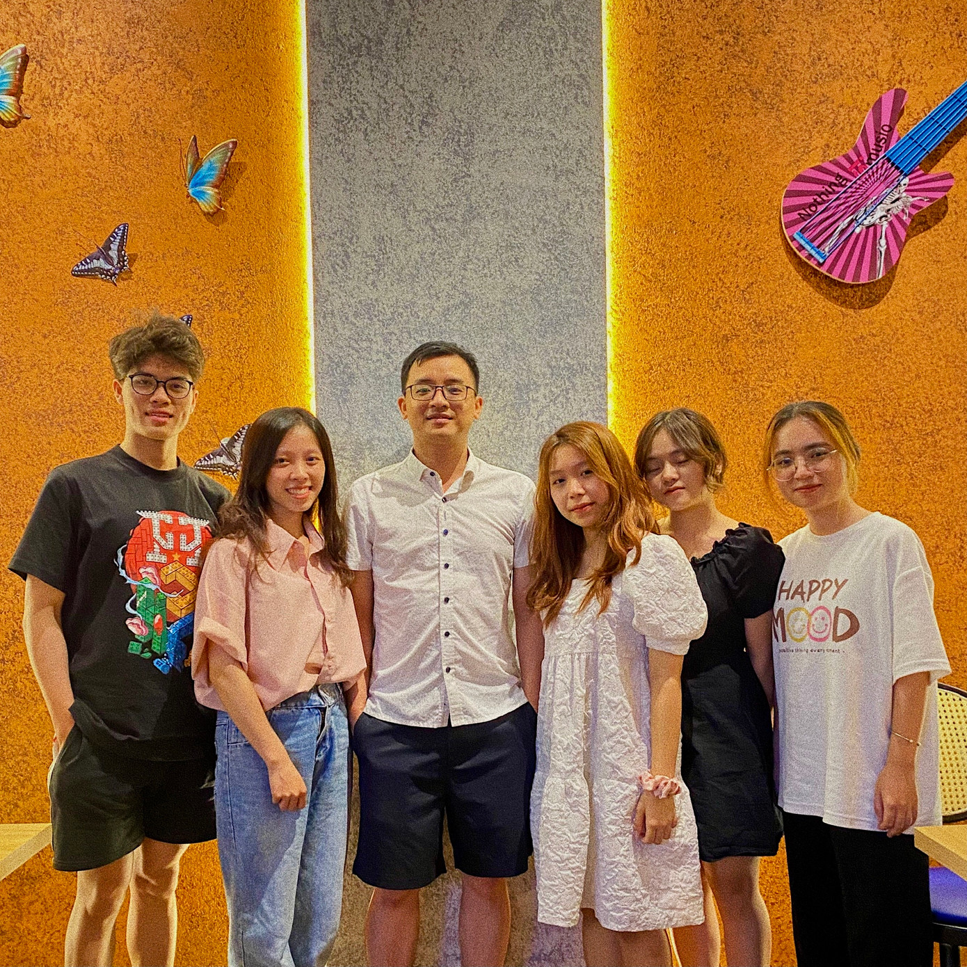 Hiệp (đứng thứ nhất từ trái sang) luôn mong muốn bản thân trở thành người có ích cho xã hội.