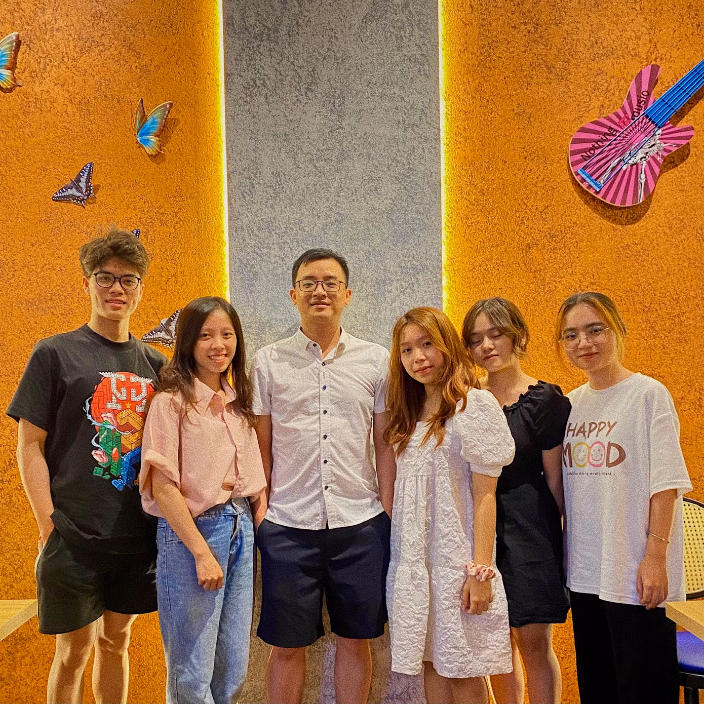 Hiệp (đứng thứ nhất từ trái sang) luôn mong muốn bản thân trở thành người có ích cho xã hội. Hiệp (đứng thứ nhất từ trái sang) luôn mong muốn bản thân trở thành người có ích cho xã hội.