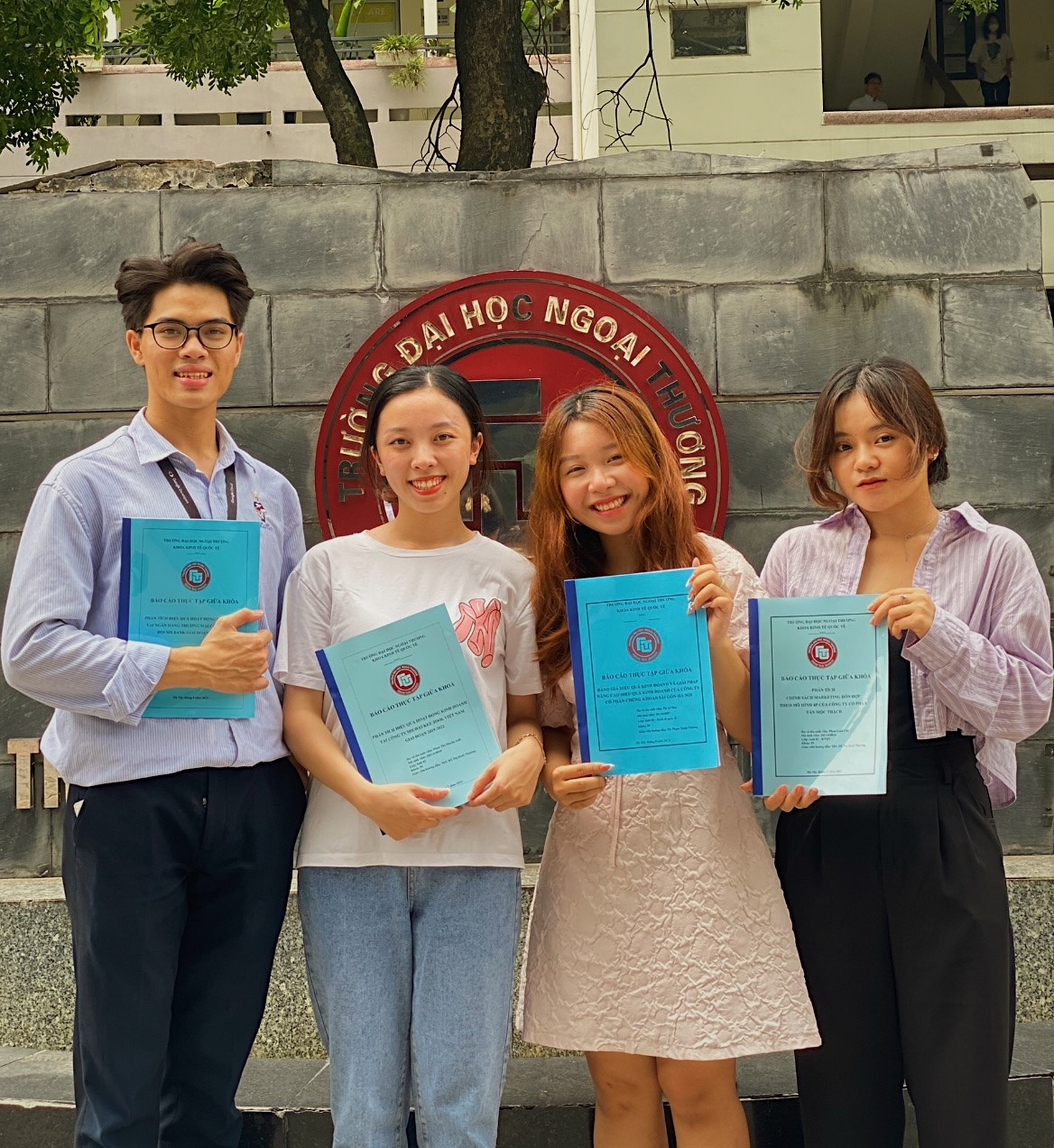 Hiệp (đứng thứ nhất bên trái) vừa hoàn thành Báo cáo Thực tập tại NHTMCP Quân Đội MB Bank.