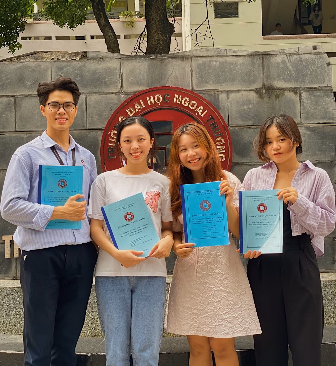Hiệp (đứng thứ nhất bên trái) vừa hoàn thành Báo cáo Thực tập tại NHTMCP Quân Đội MB Bank. Hiệp (đứng thứ nhất bên trái) vừa hoàn thành Báo cáo Thực tập tại NHTMCP Quân Đội MB Bank.