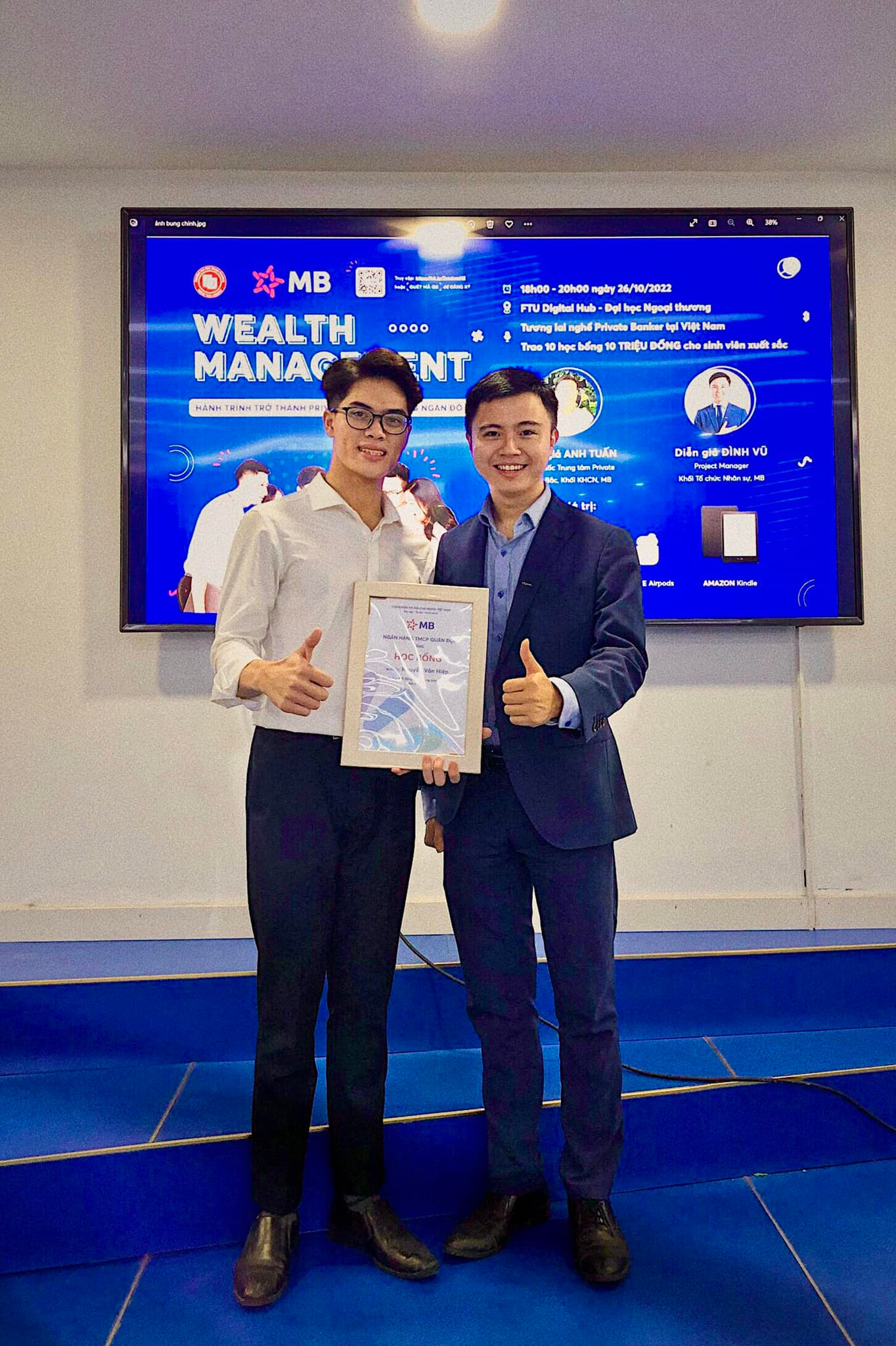 Hiệp (đứng bên trái) tham dự lễ trao học bổng của NHTMCP Quân Đội MB Bank.