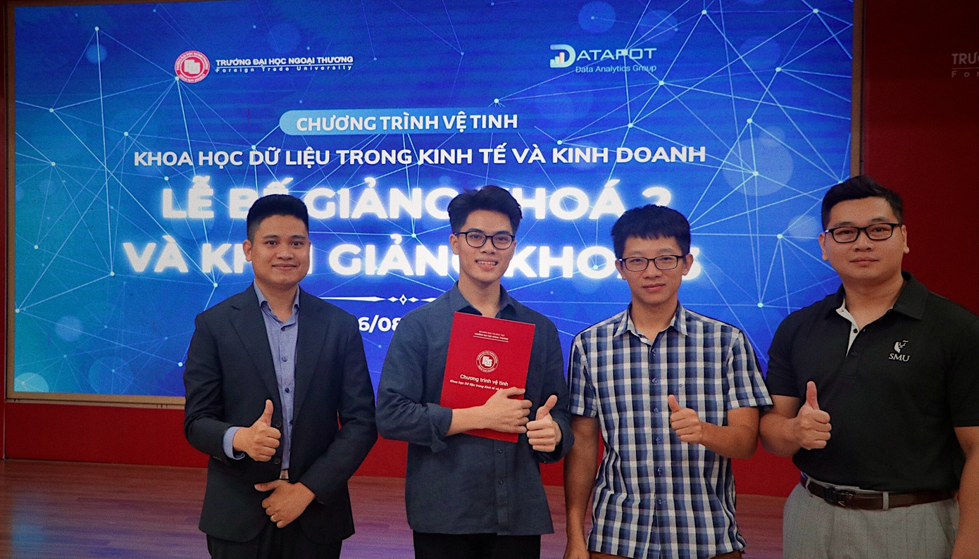 Hiệp (đứng thứ hai từ trái sang) và các giảng viên Chương trình vệ tinh trong kinh tế và kinh doanh Trường Đại học Ngoại thương.