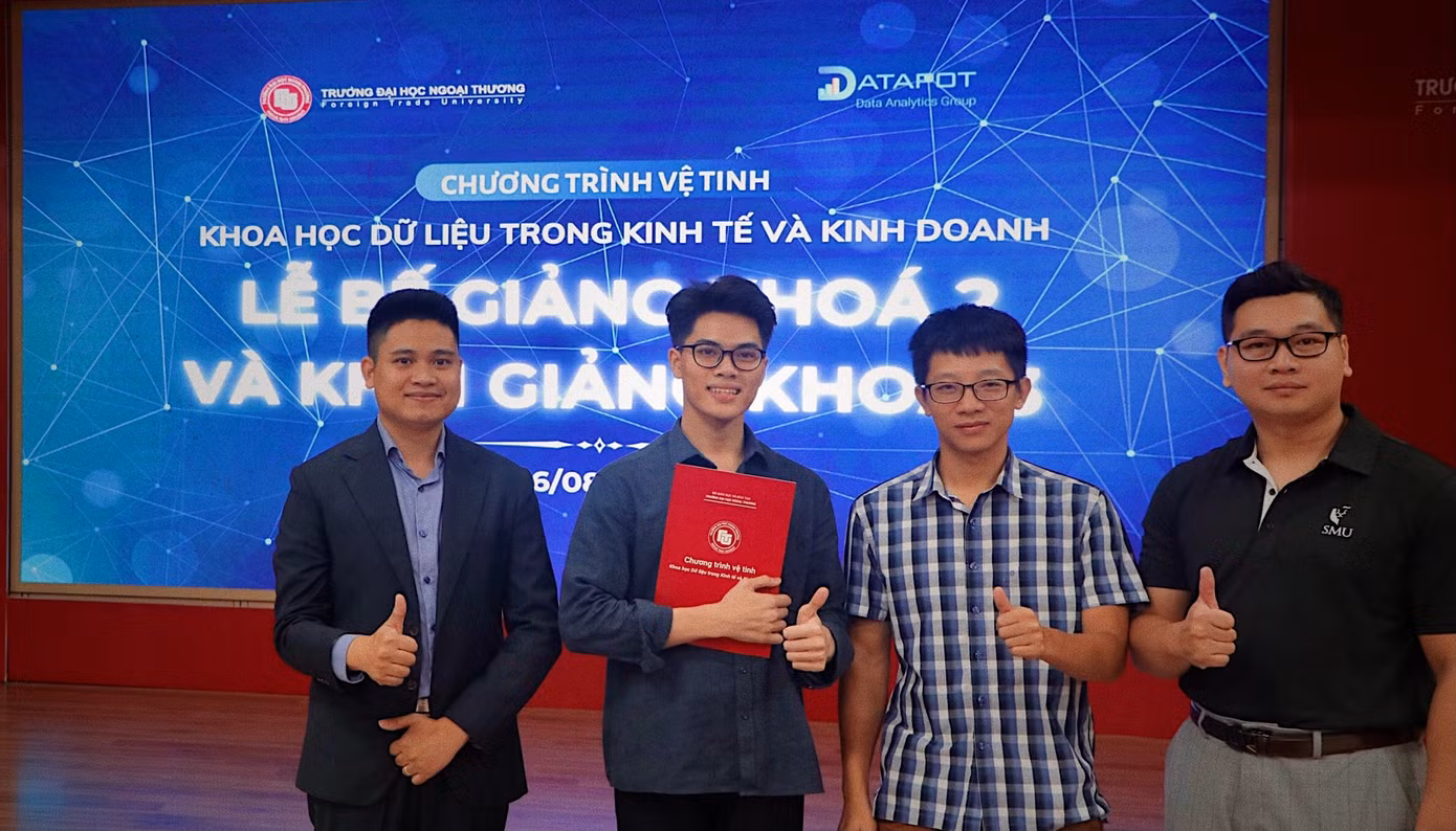 Hiệp (đứng thứ hai từ trái sang) và các giảng viên Chương trình vệ tinh trong kinh tế và kinh doanh Trường Đại học Ngoại thương. Hiệp (đứng thứ hai từ trái sang) và các giảng viên Chương trình vệ tinh trong kinh tế và kinh doanh Trường Đại học Ngoại thương.